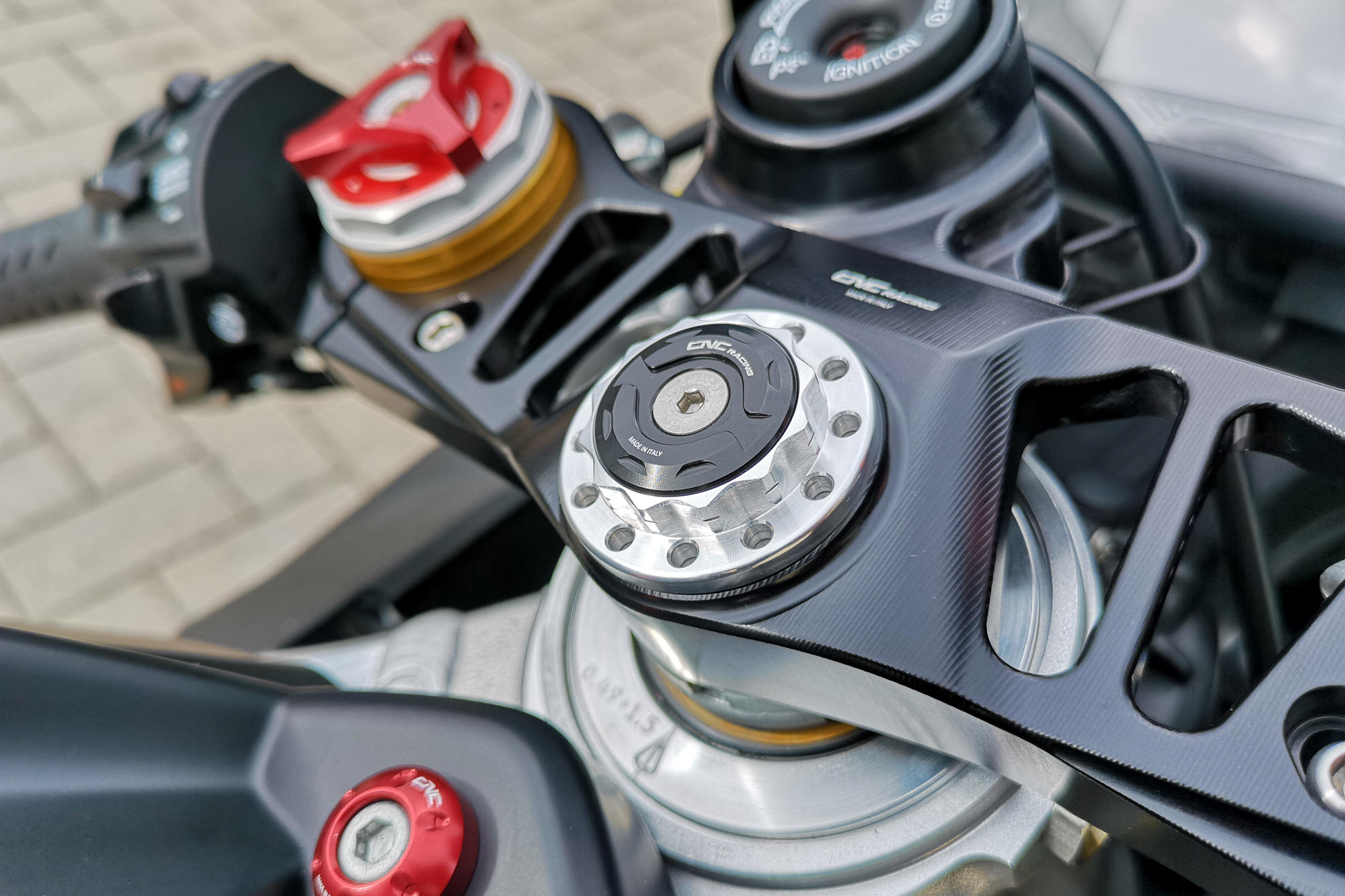 DADO CANNOTTO DI STERZO NERO CNC RACING APRILIA RSV4 RR 2015-18