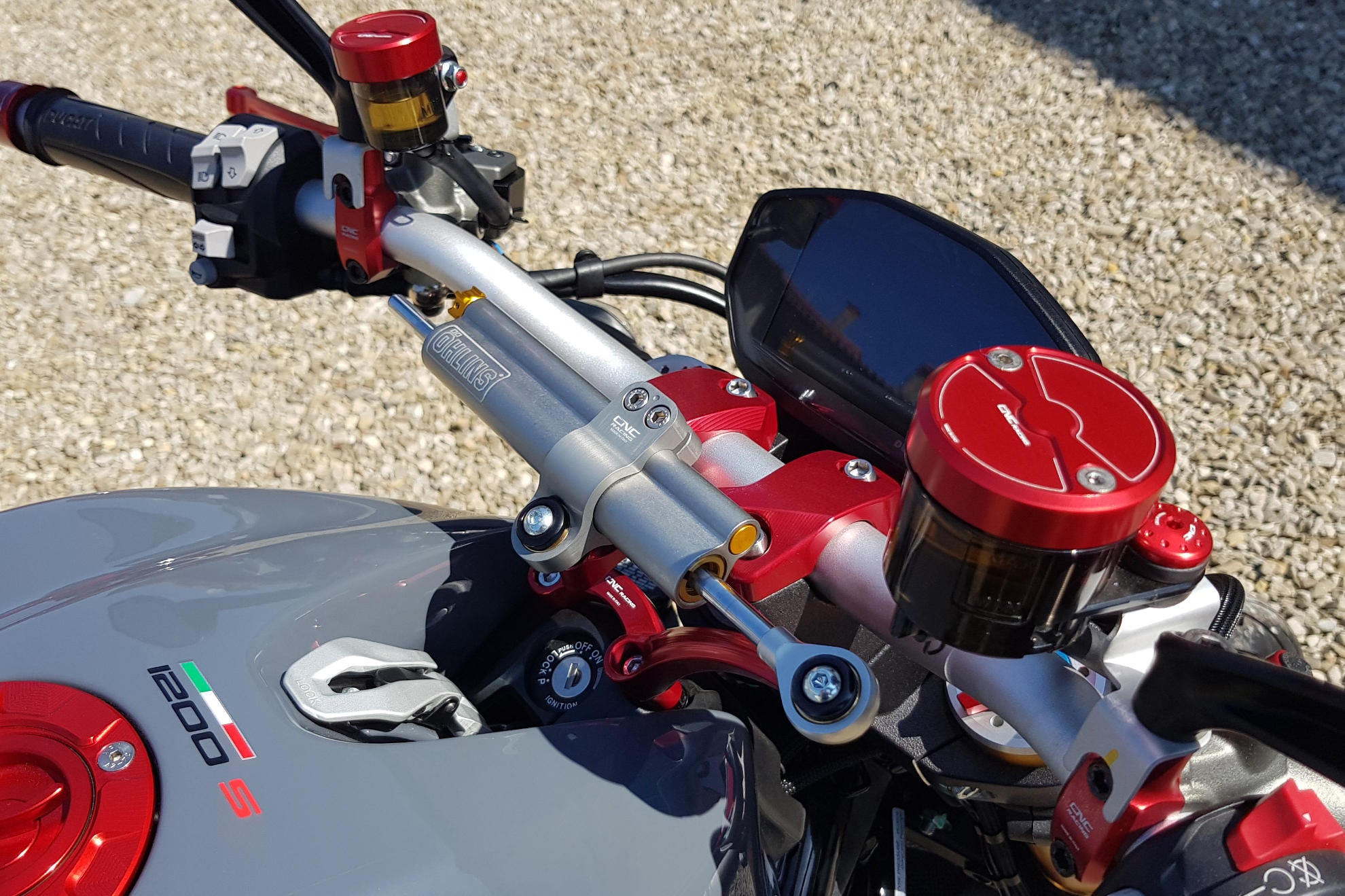 RISER NERO + SUPPORTO AMMORTIZZATORE DI STERZO CNC RACING DUCATI MONSTER 1200