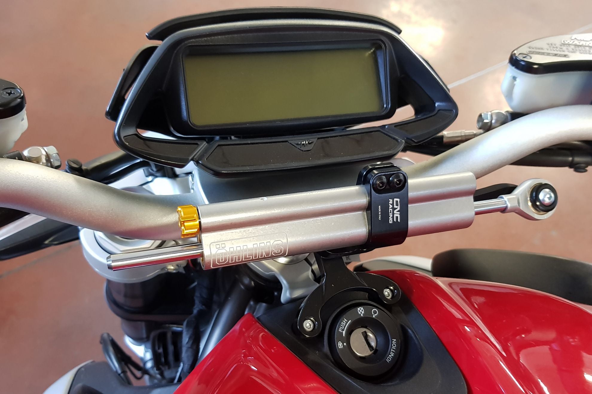 SUPPORTO AMMORTIZZATORE STERZO NERO CNC RACING MV AGUSTA BRUTALE 800 ROSSO 20-23