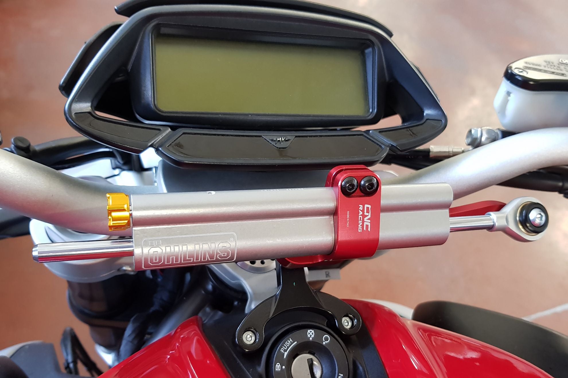 SUPPORTO AMMORTIZZATORE STERZO NERO CNC RACING MV AGUSTA BRUTALE 800 ROSSO 20-23