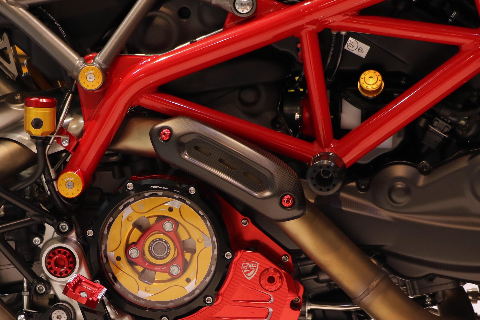 PROTEZIONE CALORE COLLETTORE CARBONIO CNC RACING DUCATI HYPERMOTARD 821