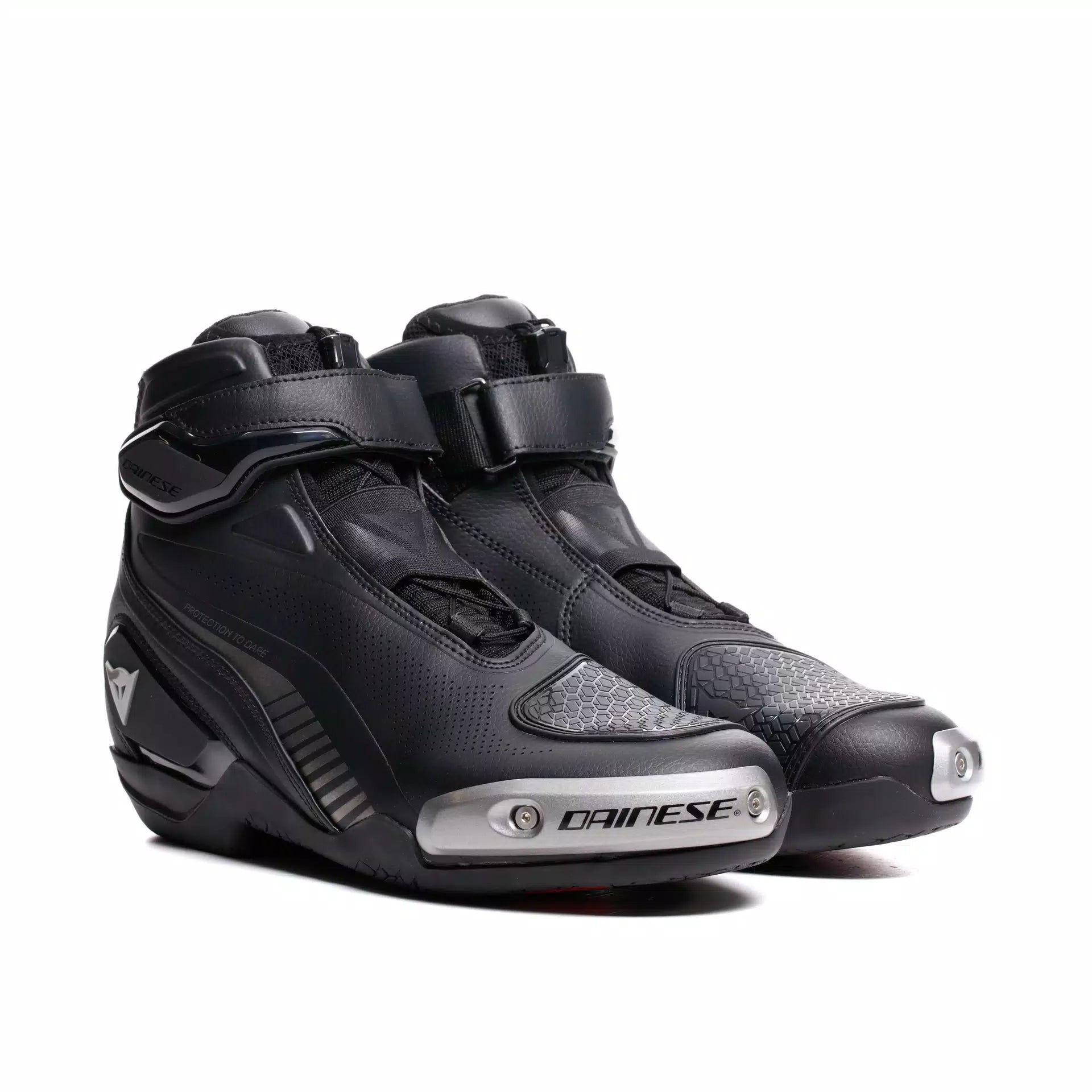 Dainese SuperYard black and anthracite racing motorcycle shoes with protective design and sporty style.