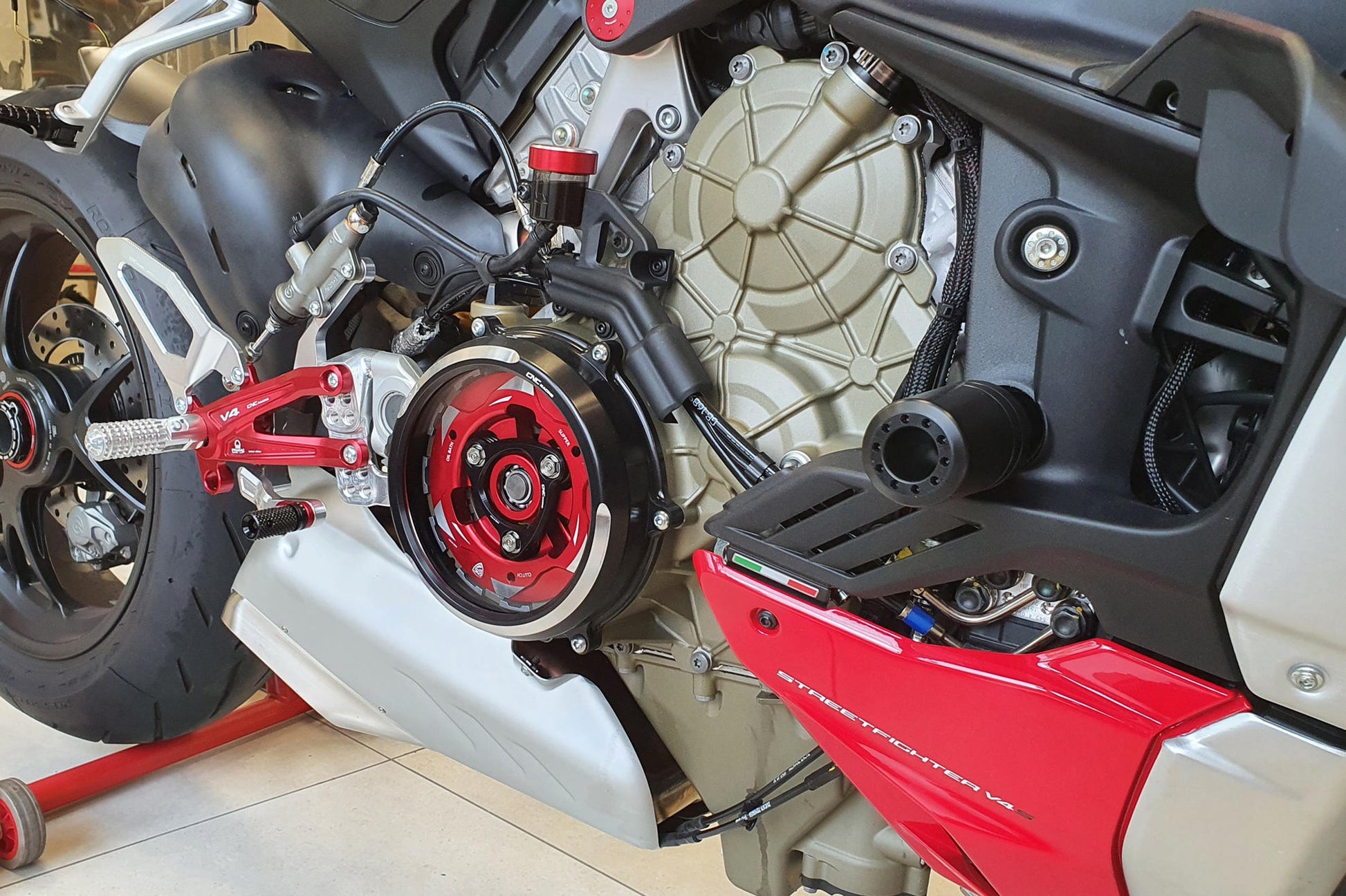 CNC Racing Carter frizione kit for Ducati Streetfighter V4 2020-22, CNC machined transformation component.