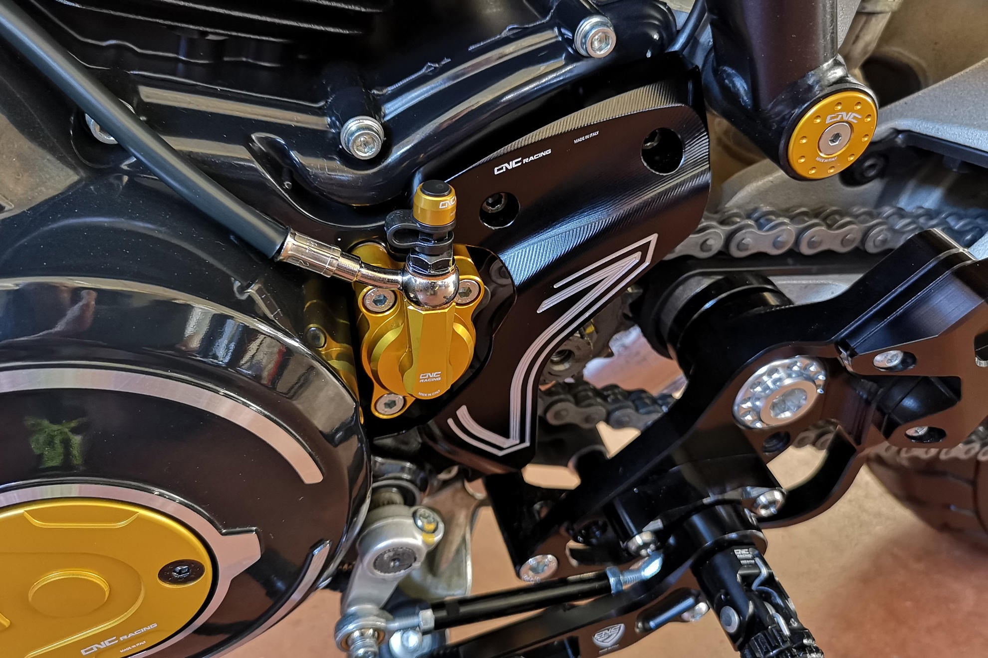 COVER PIGNONE BICOLOR CNC RACING DUCATI DESERTX 937 2022 - 23