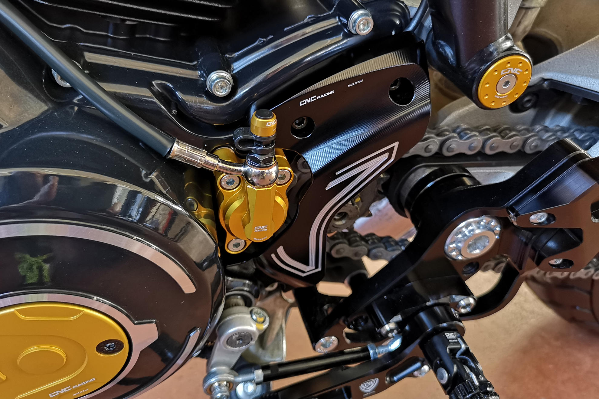 COVER PIGNONE BICOLOR CNC RACING DUCATI MONSTER 937 2021 - 23