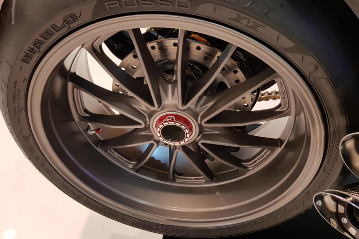 DADO RUOTA POSTERIORE DX BICOLOR CNC RACING DUCATI 1299 PANIGALE