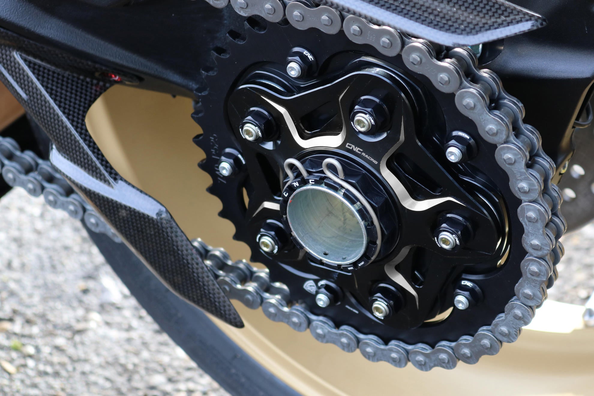 FLANGIA PORTACORONA NERO/ORO CNC RACING MV AGUSTA BRUTALE 800 RR 2018-23