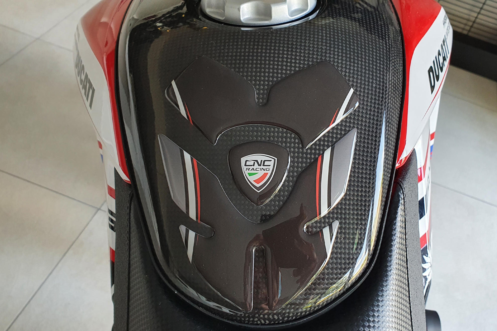 ADESIVO PROTEZIONE SERBATOIO CARBURANTE CNC RACING DUCATI HYPERMOTARD 939 SP
