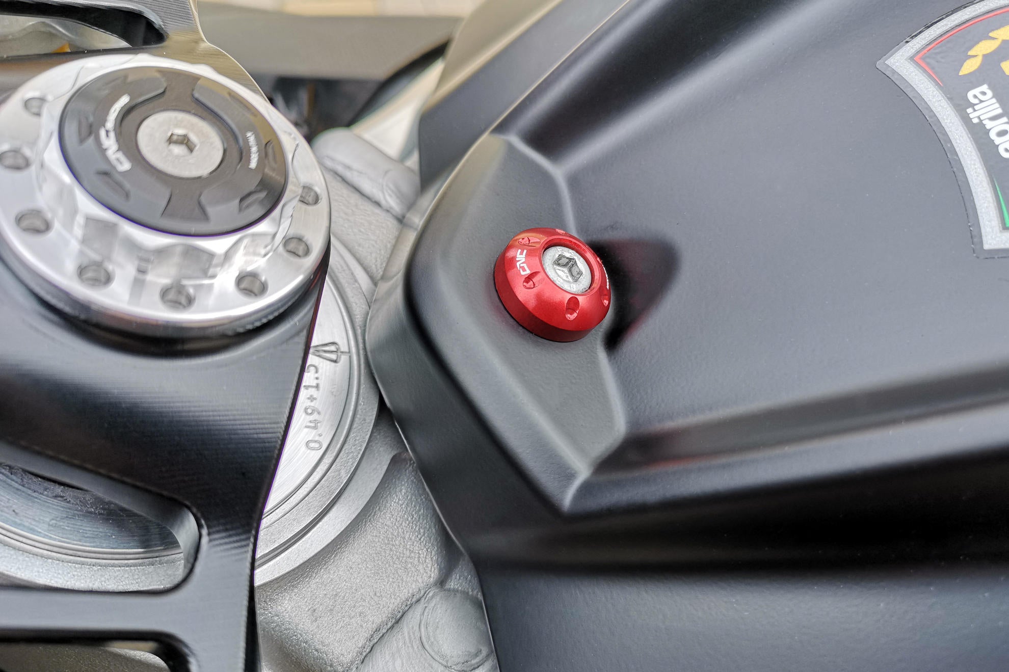 BOCCOLA VITE SERBATOIO CARBURANTE CNC RACING APRILIA RSV4 R 2009-14