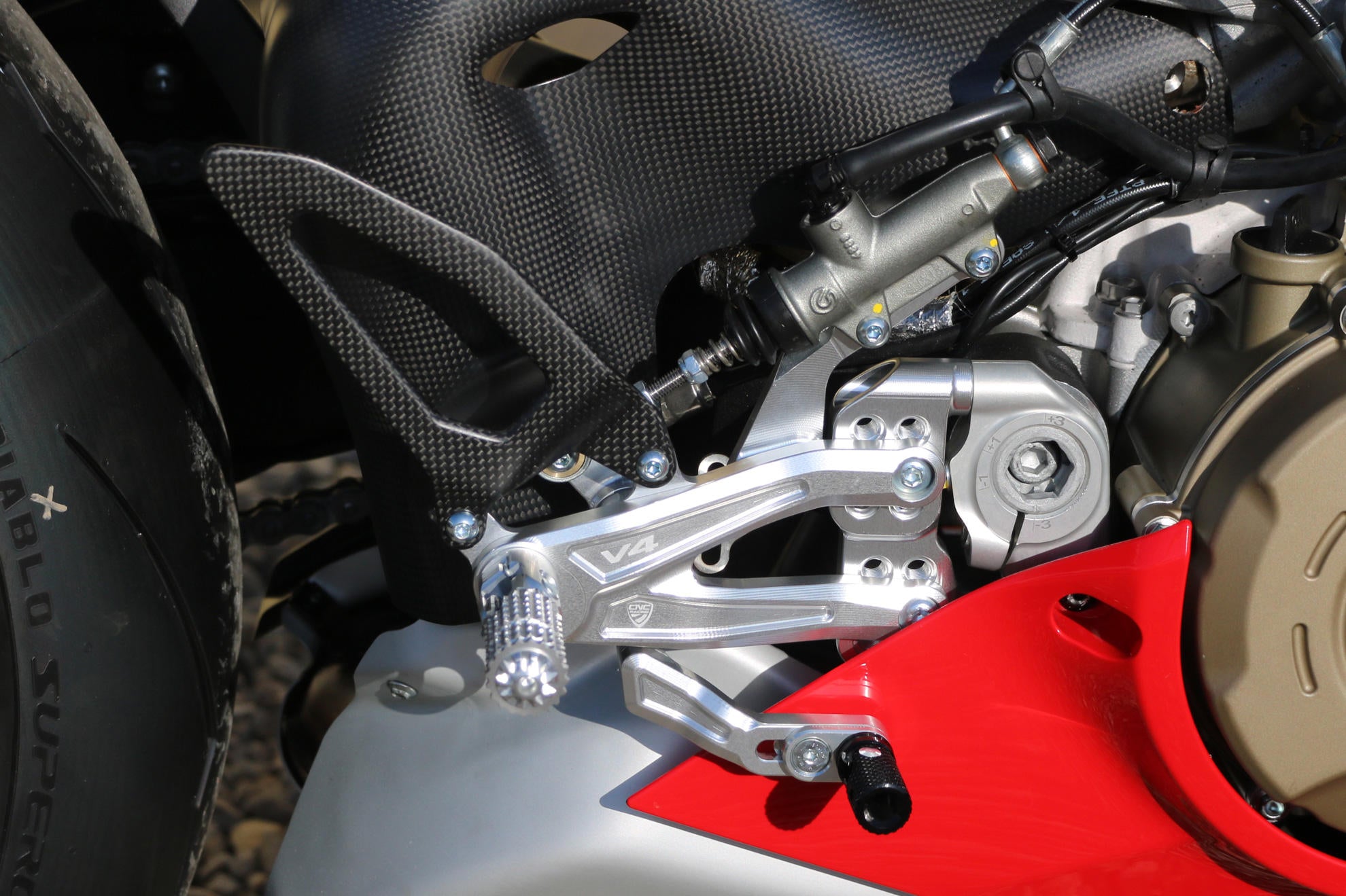 PEDANE REGOLABILI CARBON CNC RACING DUCATI PANIGALE V4