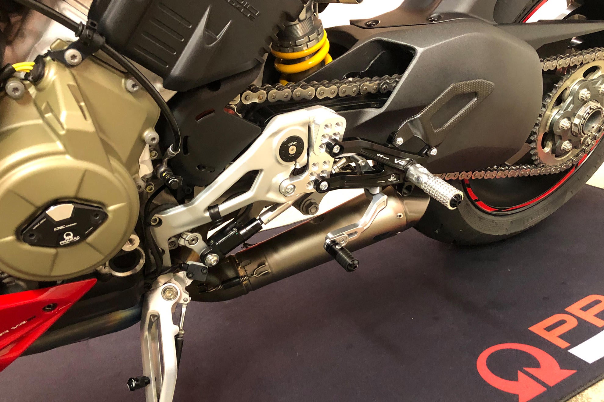 PEDANE REGOLABILI CARBON PRAMAC CNC RACING DUCATI STREETFIGHTER V4 S