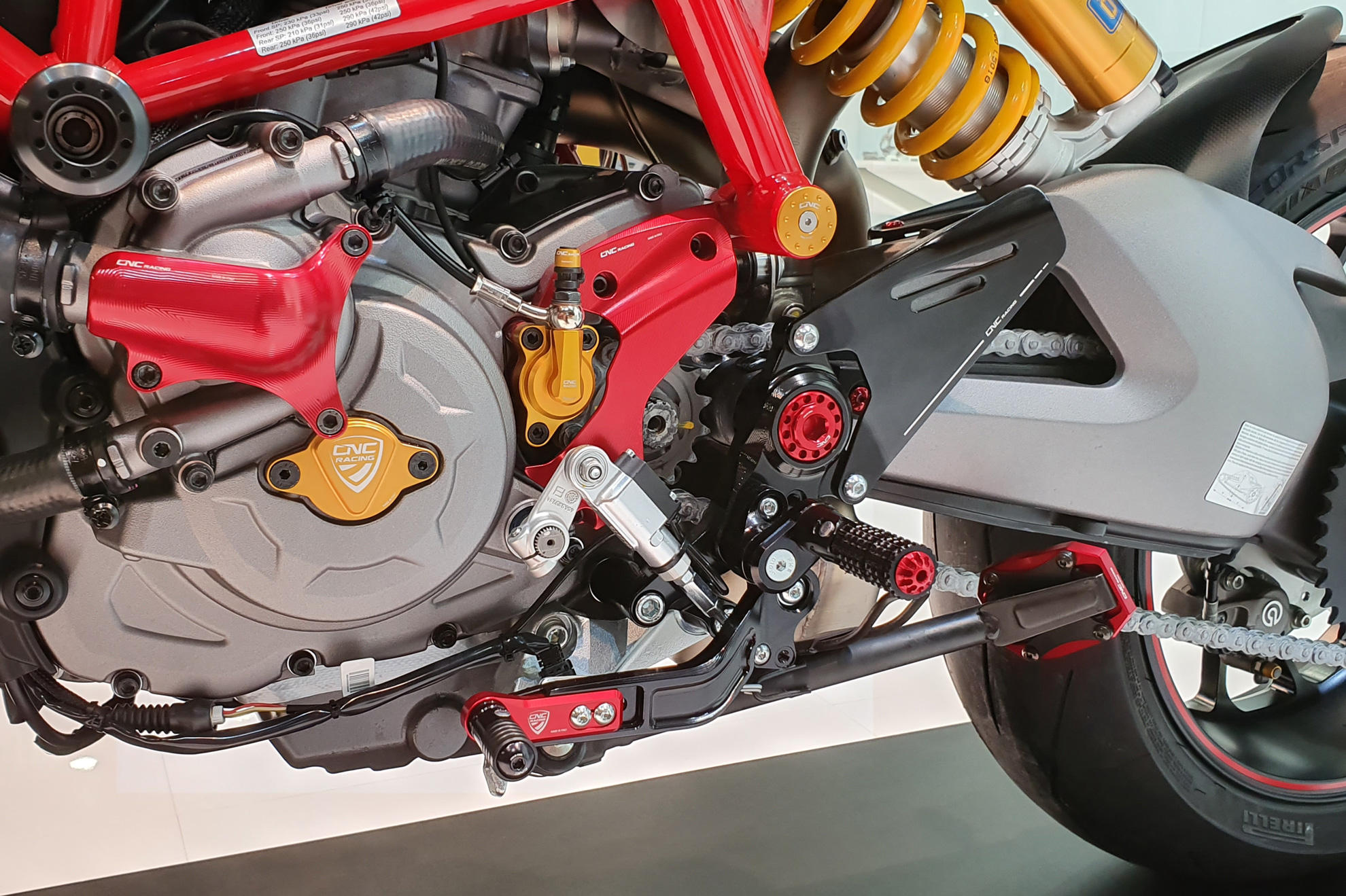 PEDANE REGOLABILI PILOTA CNC RACING DUCATI HYPERMOTARD 950