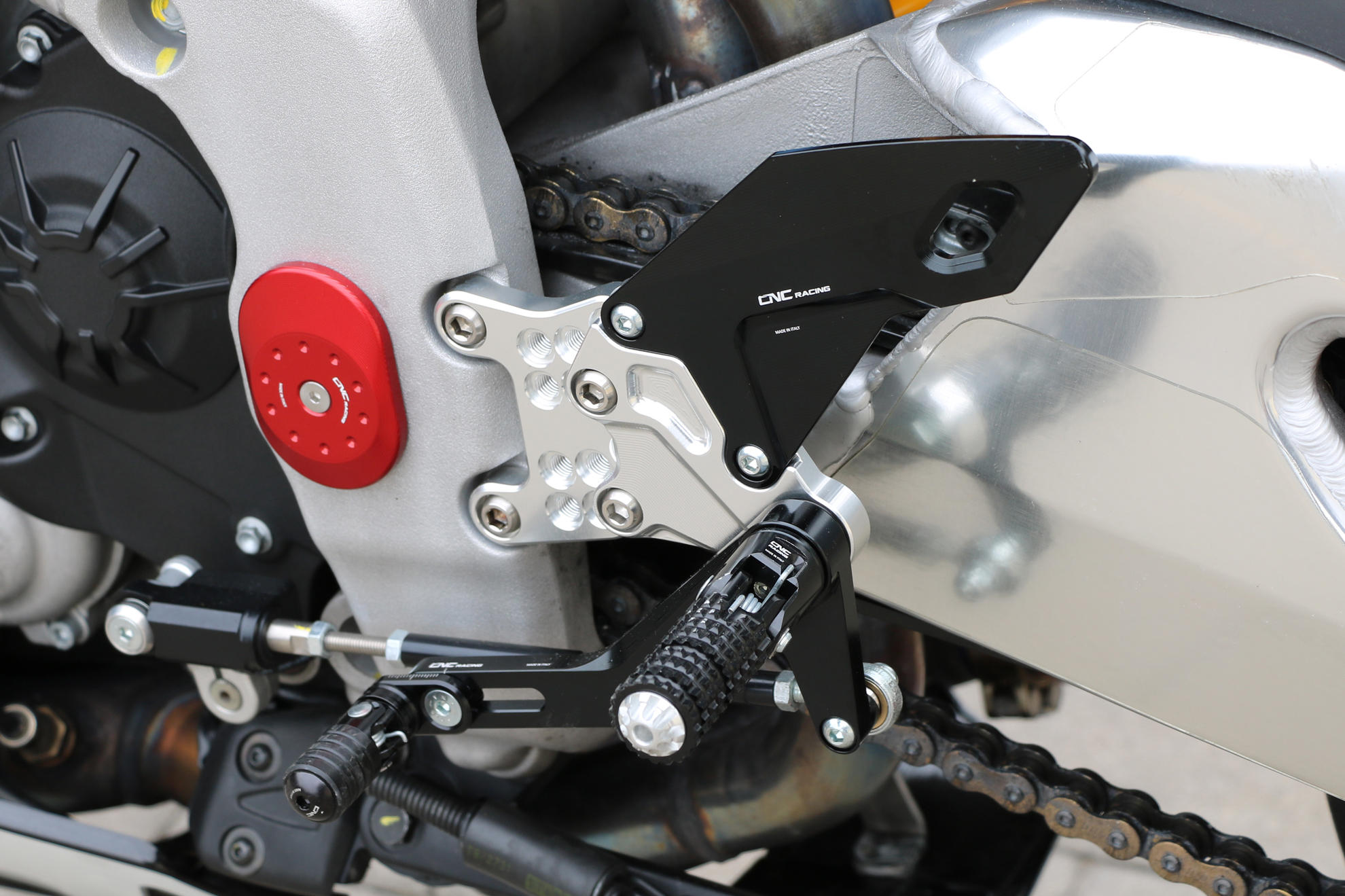 PEDANE REGOLABILI CNC RACING APRILIA RSV4 R 2011-14