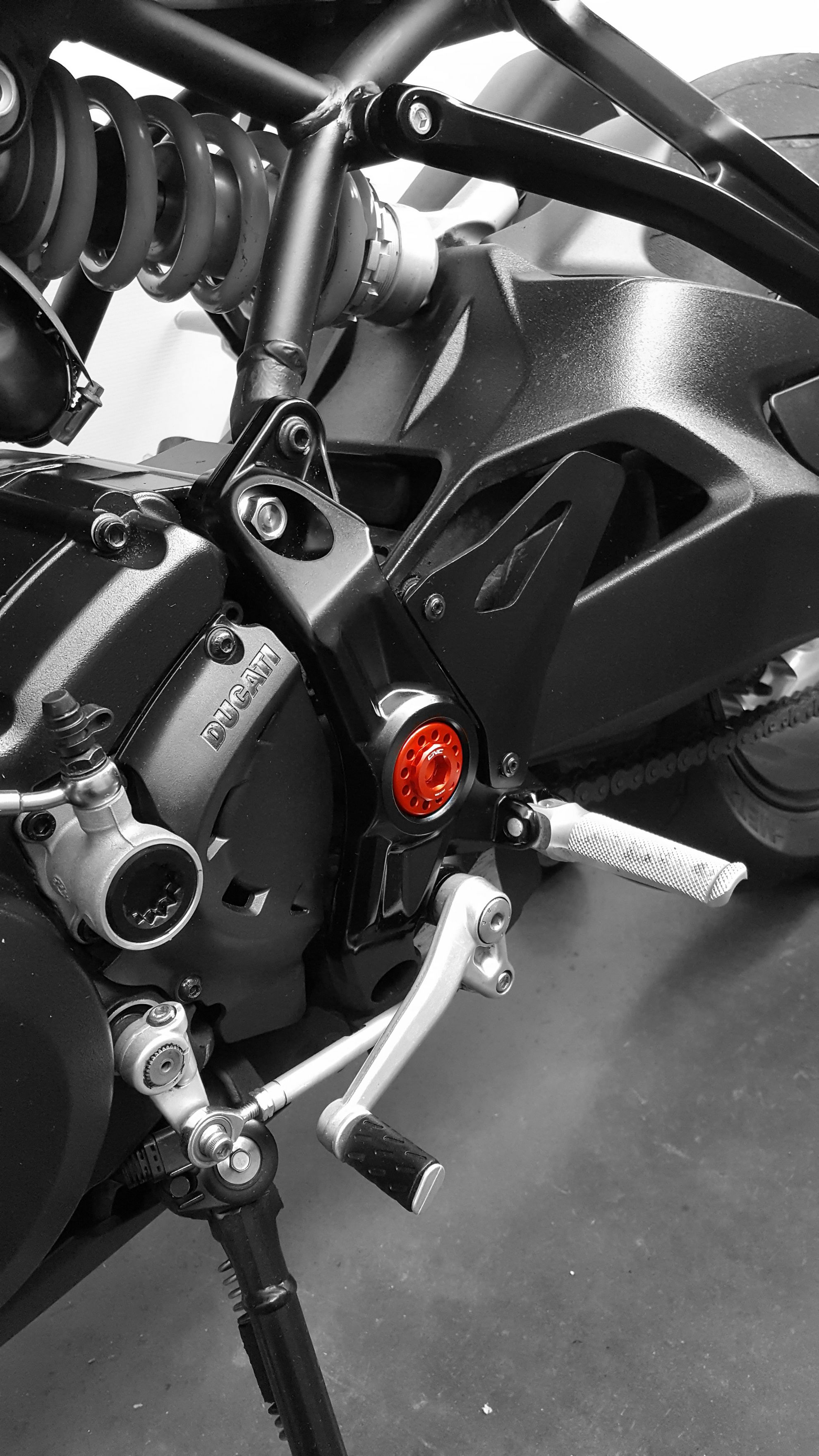 VITI CENTRALI PEDANE ORIGINALI CNC RACING DUCATI MONSTER 1100