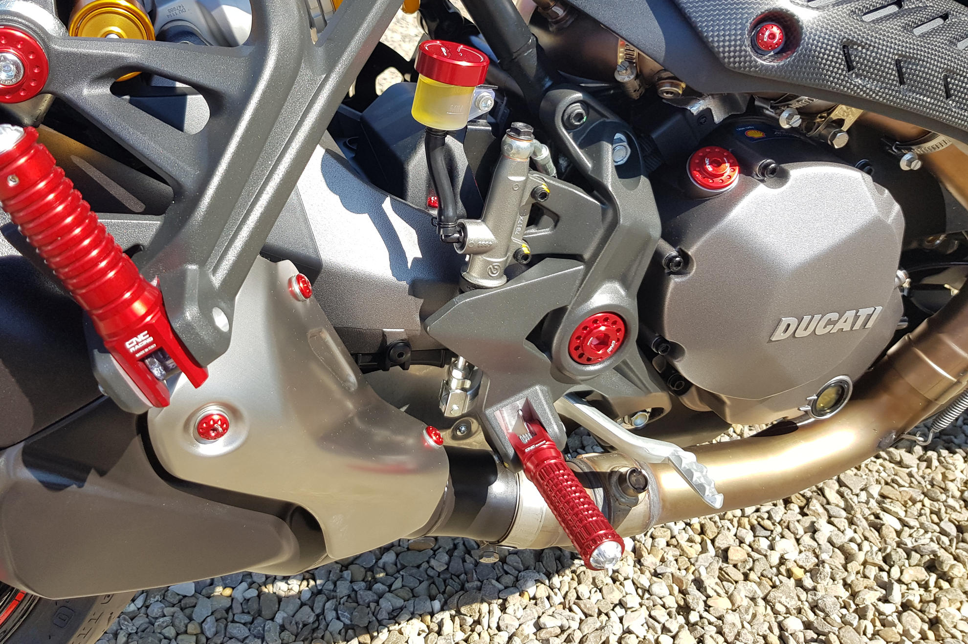 VITI CENTRALI PEDANE ORIGINALI CNC RACING DUCATI SUPERSPORT 950 S