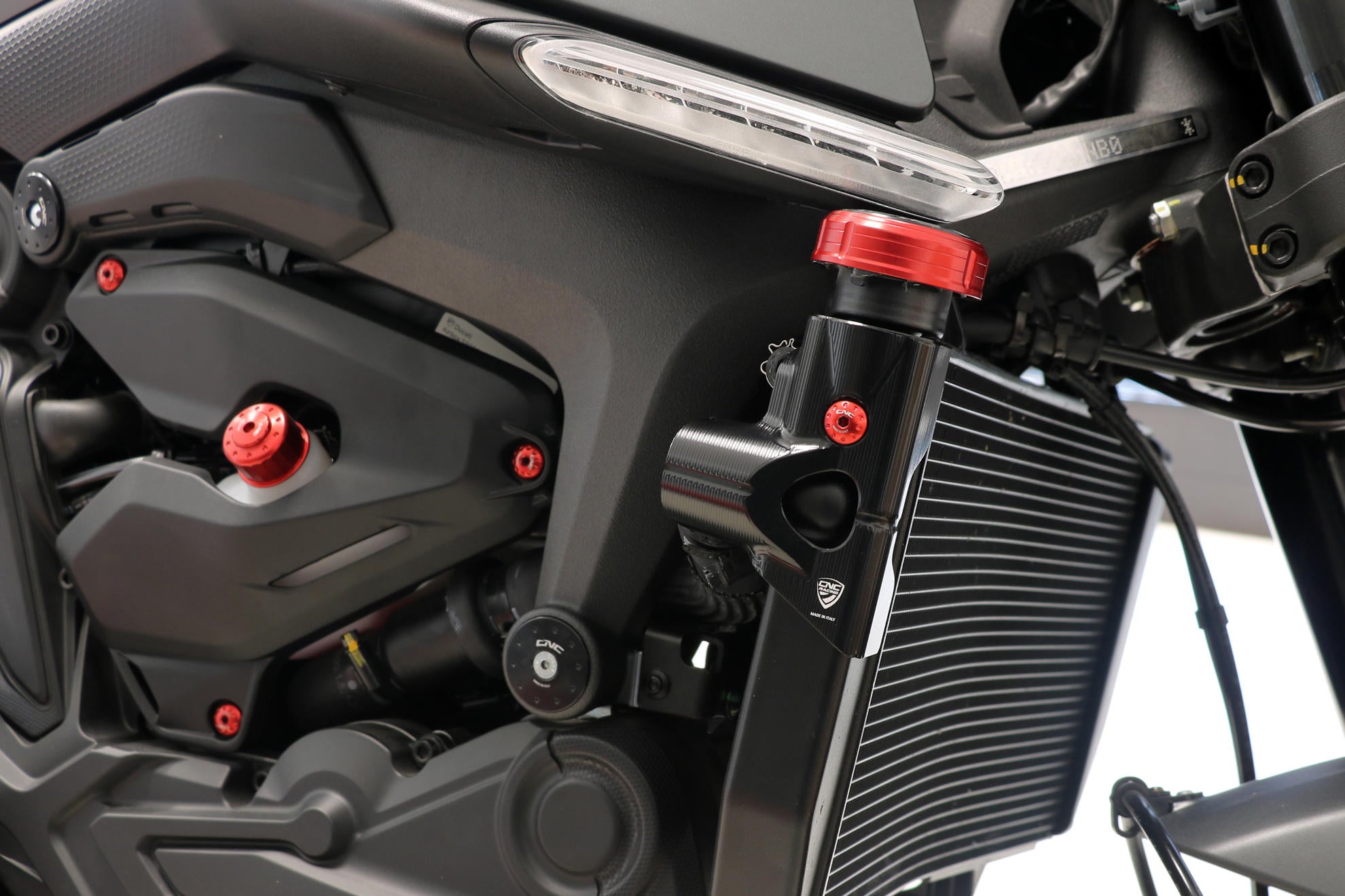 PROTEZIONE LATERALE RADIATORE ACQUA CNC RACING DUCATI MONSTER 937