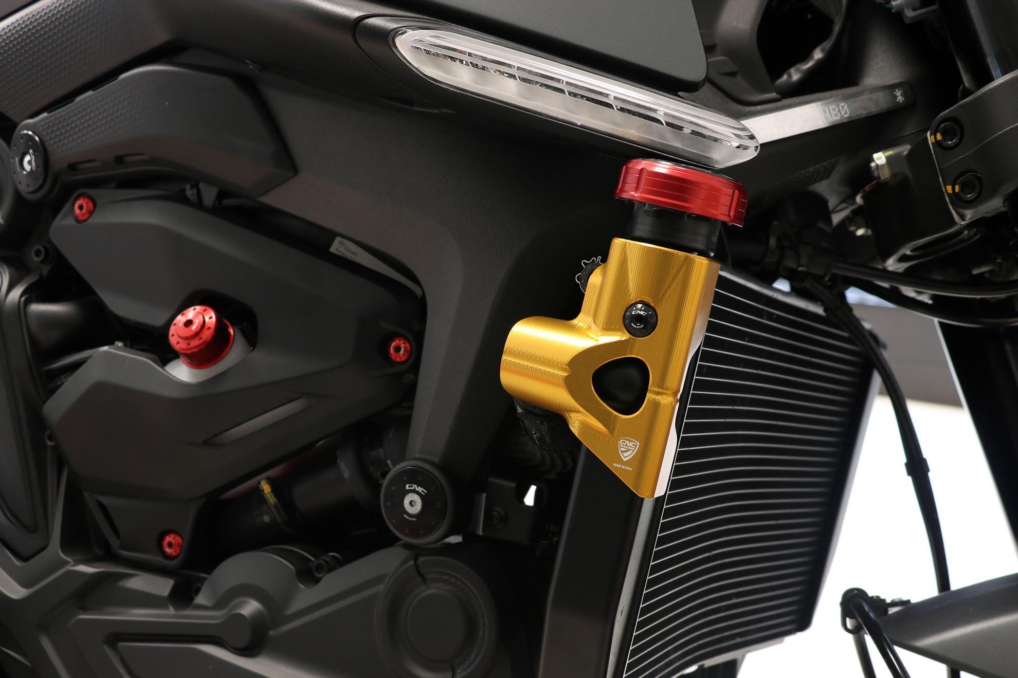 PROTEZIONE LATERALE RADIATORE ACQUA CNC RACING DUCATI MONSTER 937