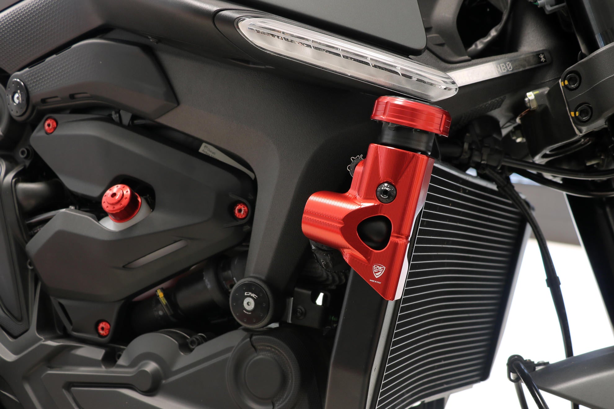 PROTEZIONE LATERALE RADIATORE ACQUA CNC RACING DUCATI MONSTER 937