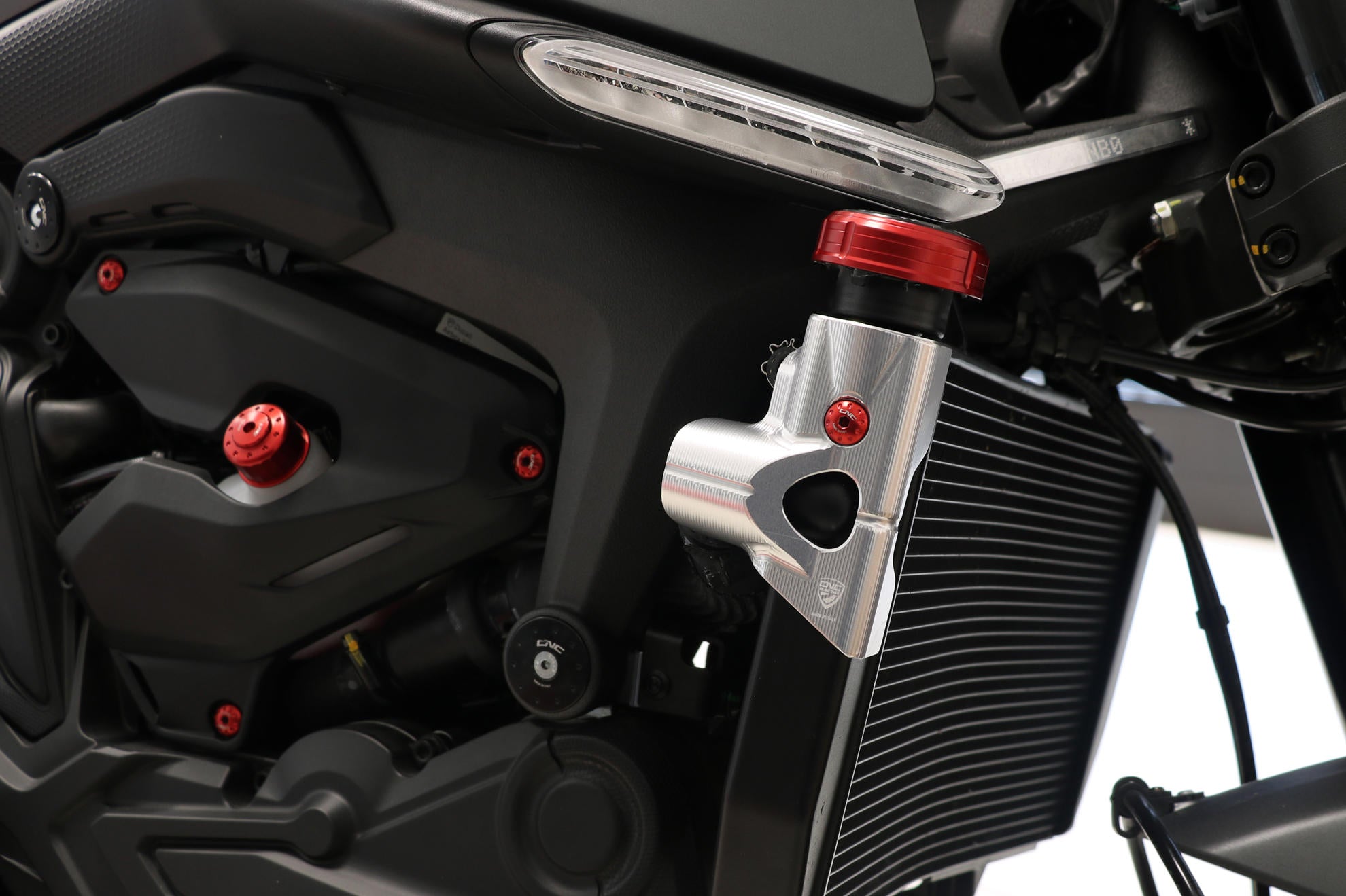 PROTEZIONE LATERALE RADIATORE ACQUA CNC RACING DUCATI MONSTER 937