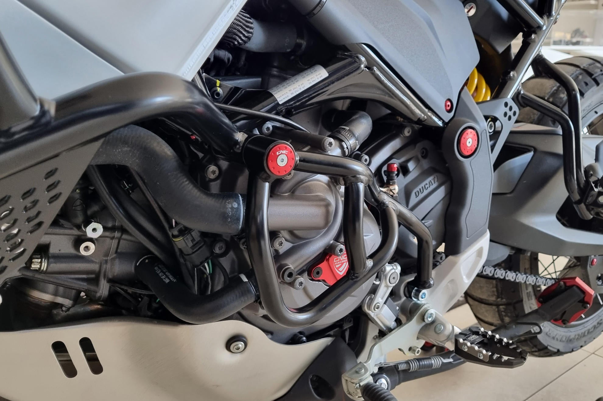 PROTEZIONE POMPA ACQUA TUBI ACCIAIO CNC RACING DUCATI DESERTX 937