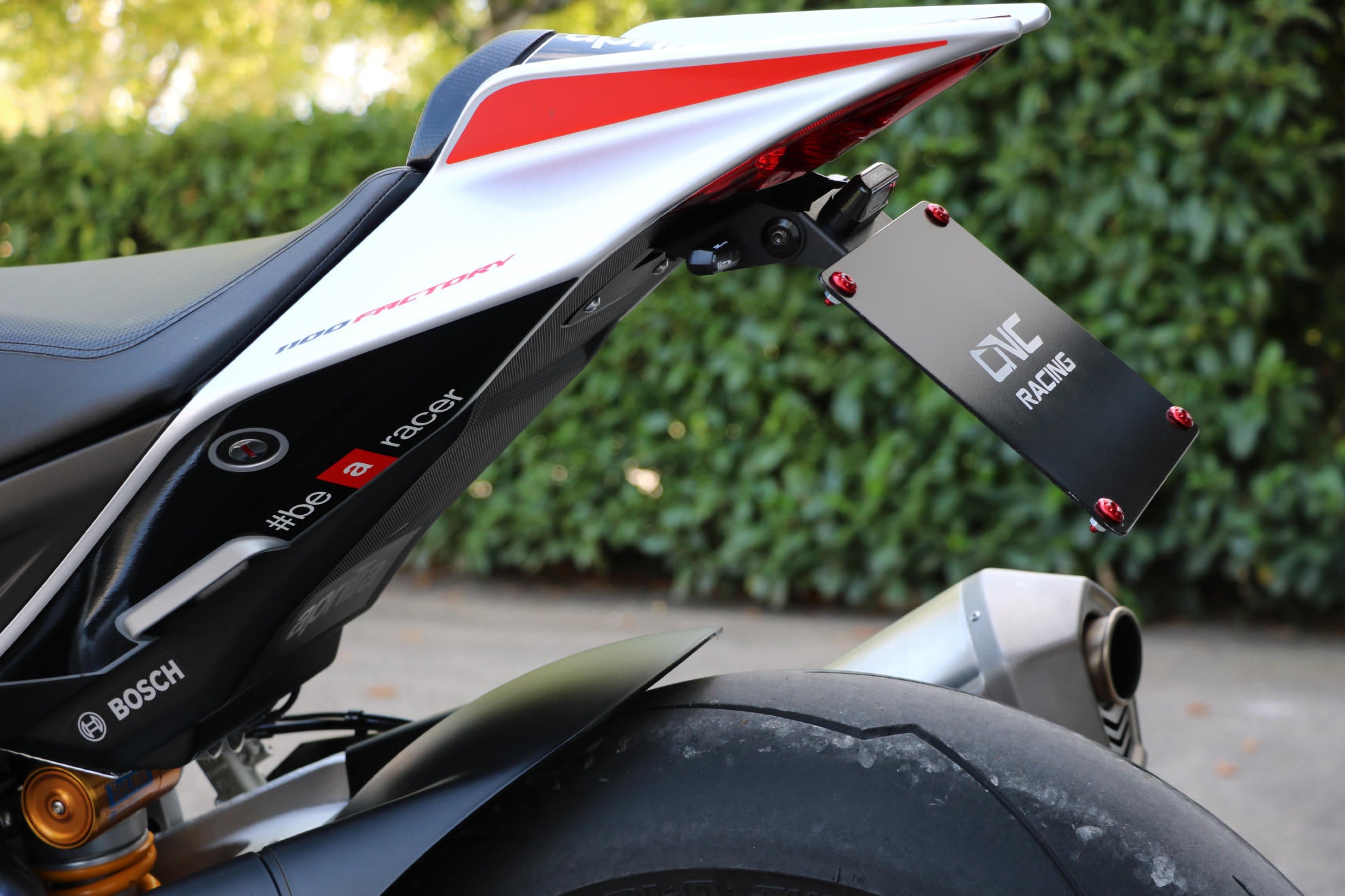 PORTA TARGA REGOLABILE CNC RACING APRILIA TUONO V4 1000 R 2011-14