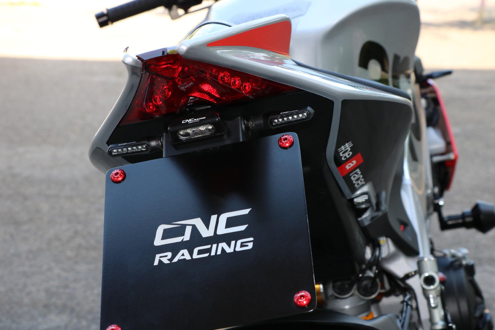 PORTA TARGA REGOLABILE CNC RACING APRILIA RSV4 FACTORY 2009-14