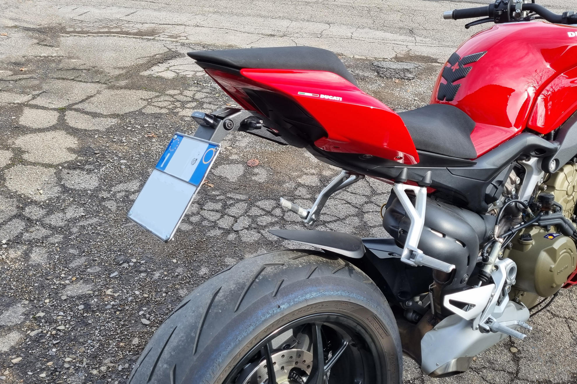 PORTA TARGA REGOLABILE CNC RACING DUCATI STREETFIGHTER V4