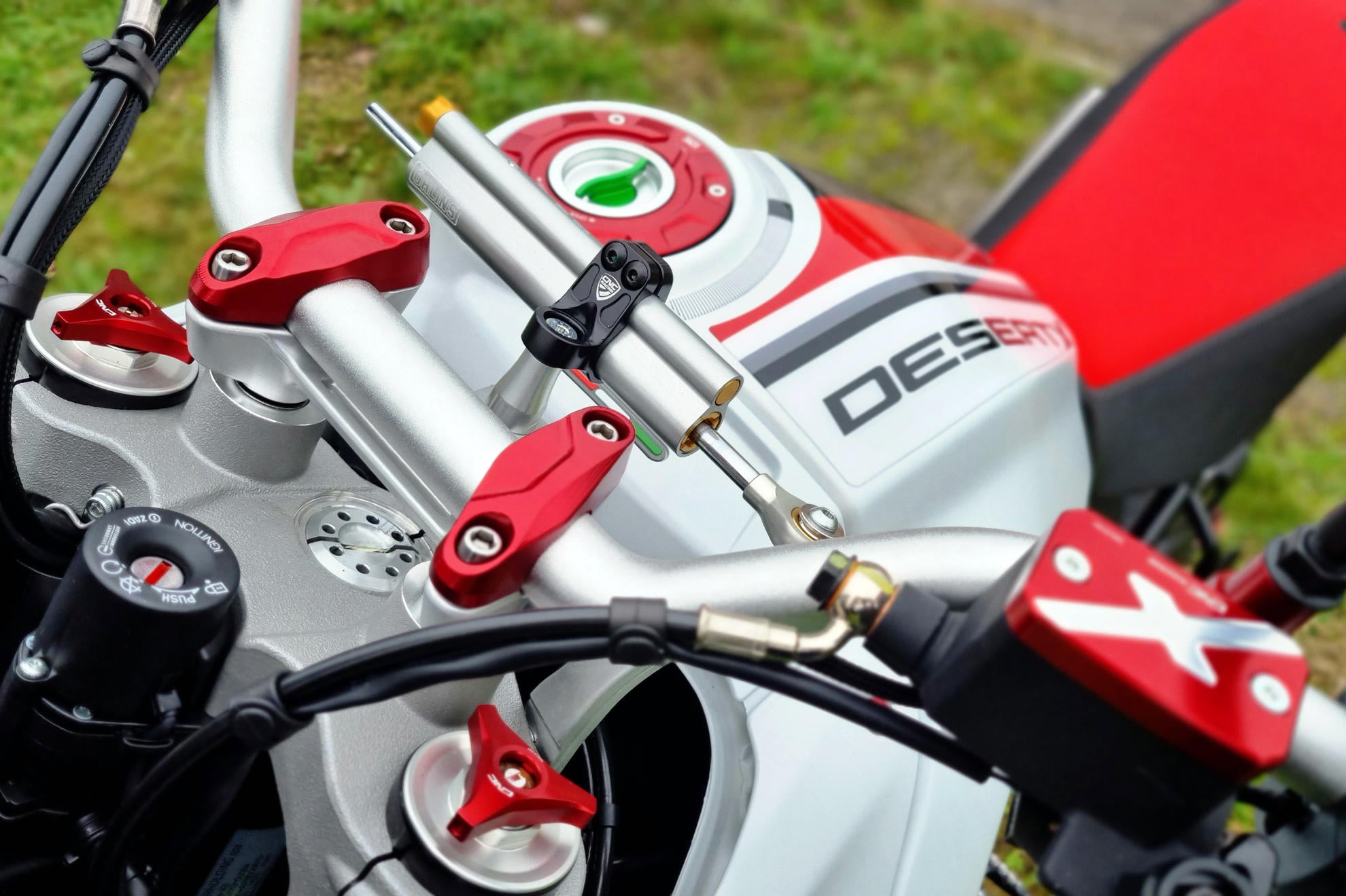 KIT CAVALLOTTI SUPERIORI MANUBRIO NERO CNC RACING DUCATI STREETFIGHTER V2 22-24