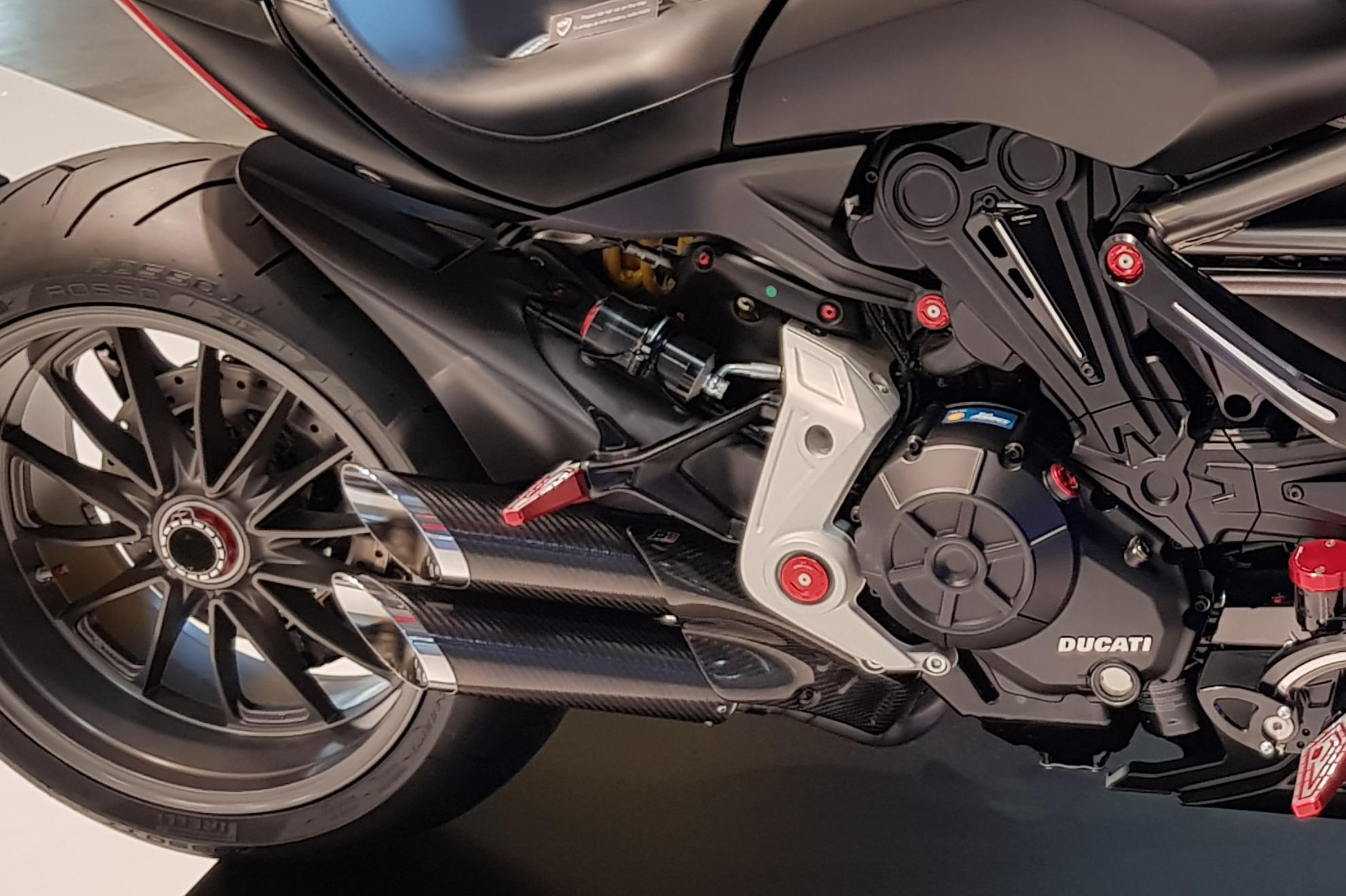 SUPPORTO SERBATOIO AMMORTIZZATORE BICOLOR CNC RACING DUCATI XDIAVEL 1262 2016-23