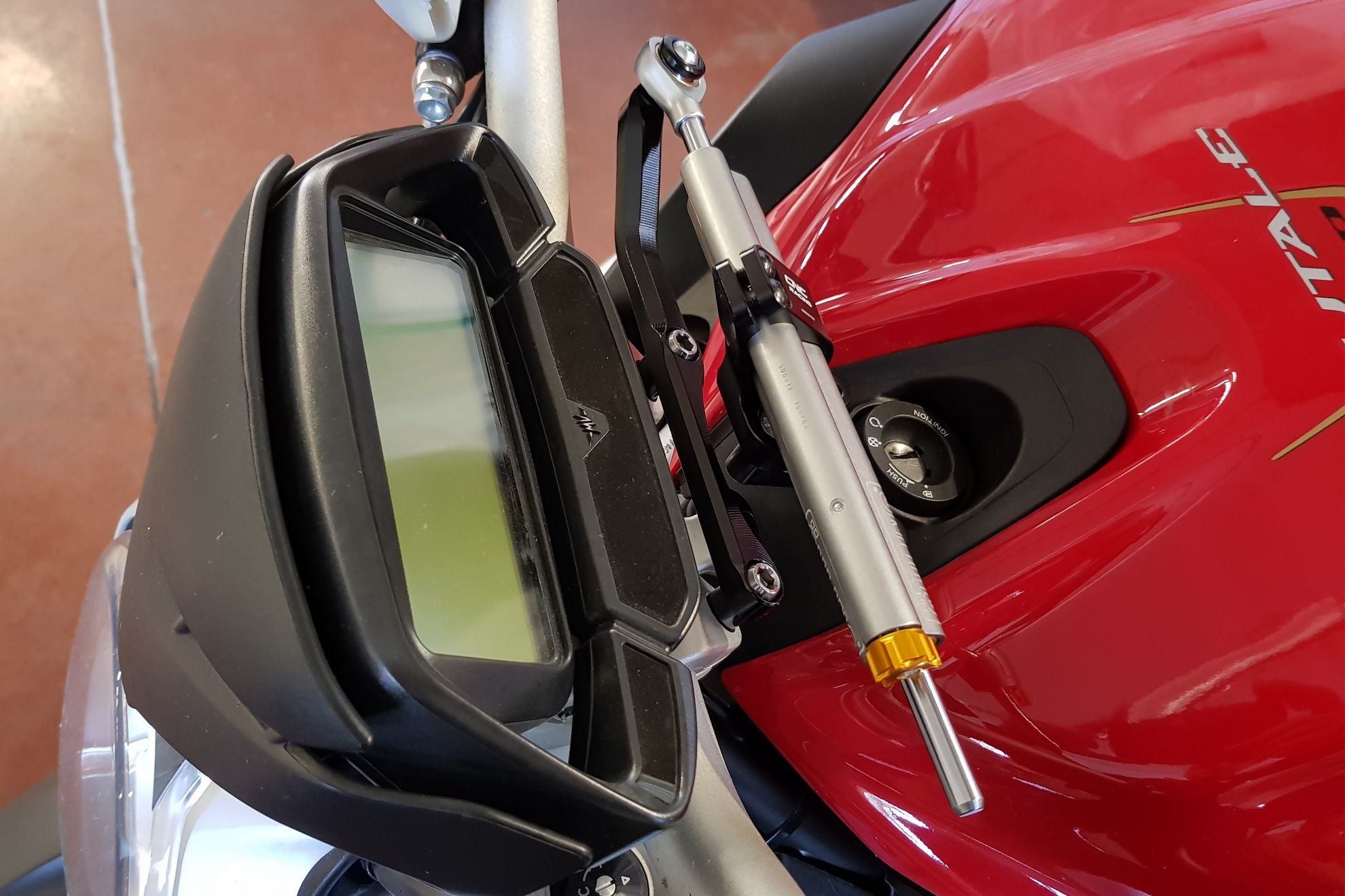 SUPPORTO AMMORTIZZATORE STERZO NERO CNC RACING MV AGUSTA BRUTALE 800 ROSSO 20-23