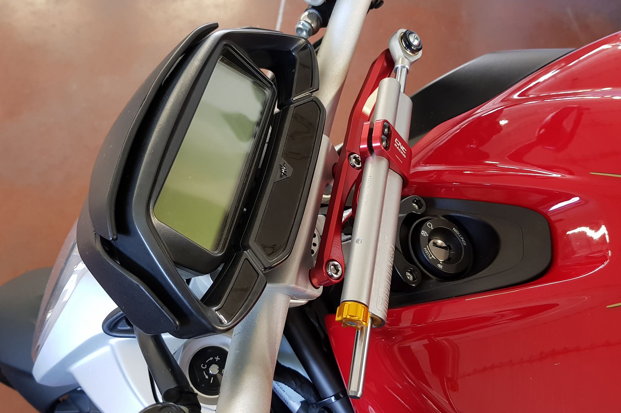 SUPPORTO AMMORTIZZATORE STERZO NERO CNC RACING MV AGUSTA BRUTALE 800 ROSSO 20-23