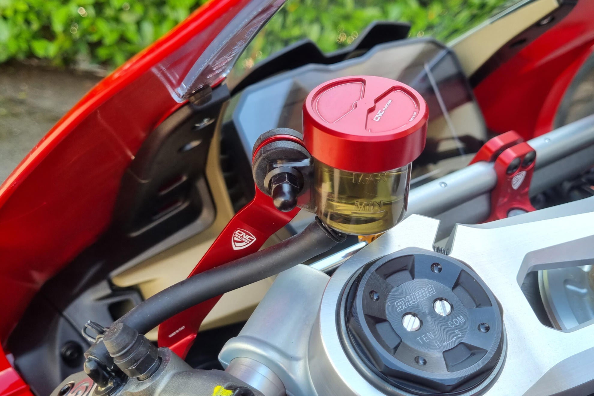 STAFFE SERBATOIO FLUIDO FRENO-FRIZIONE NERO CNC RACING DUCATI PANIGALE V4 R <24