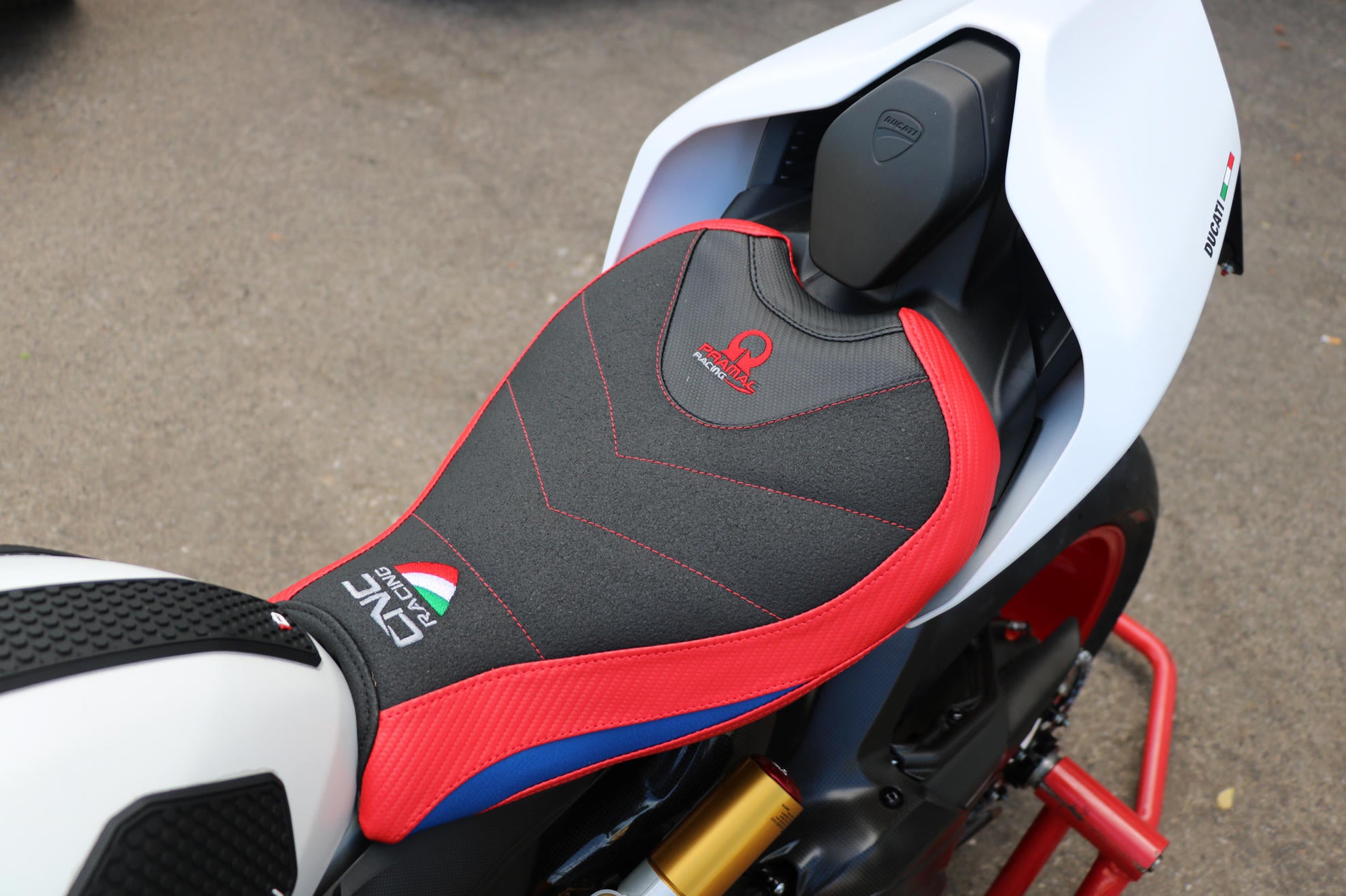 RIVESTIMENTO SELLA PILOTA PRAMAC CNC RACING DUCATI 955 PANIGALE V2