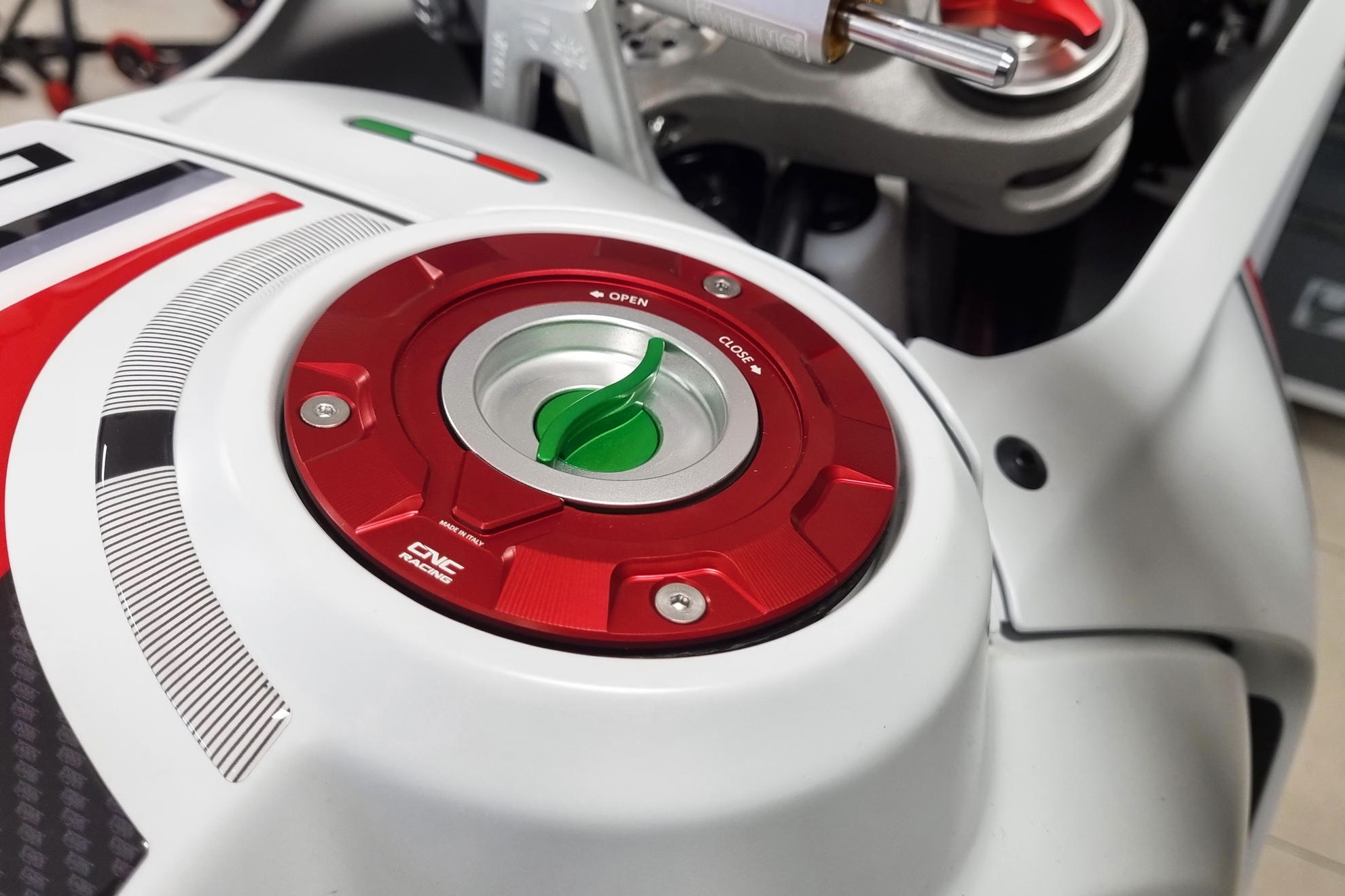 TAPPO SERBATOIO CARBURANTE TRICOLORE CNC RACING DUCATI STREETFIGHTER V2 955