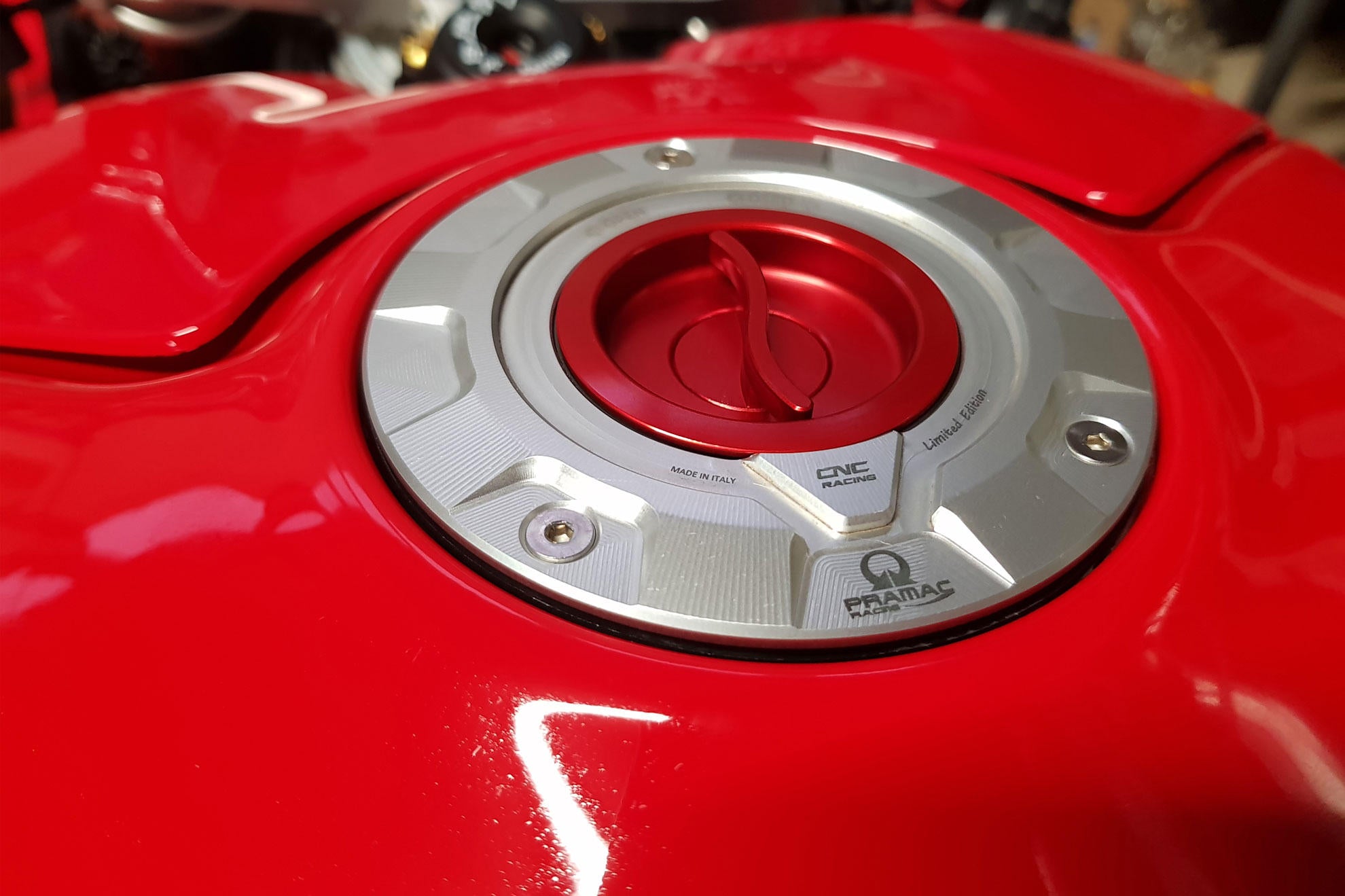 TAPPO SERBATOIO CARBURANTE PRAMAC NERO/ROSSO CNC RACING DUCATI 1199 SUPERLEGGERA