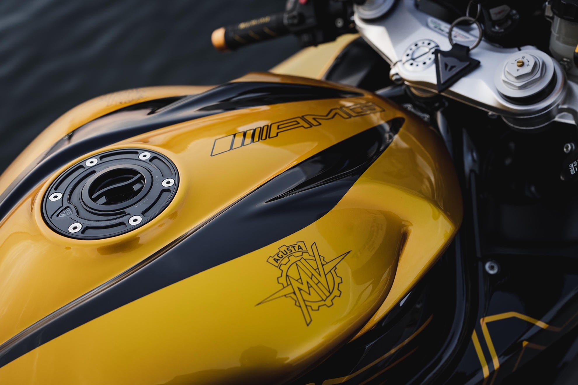 FLANGIA SERBATOIO CARBURANTE CARBON CNC RACING MV AGUSTA STRADALE 800 2015