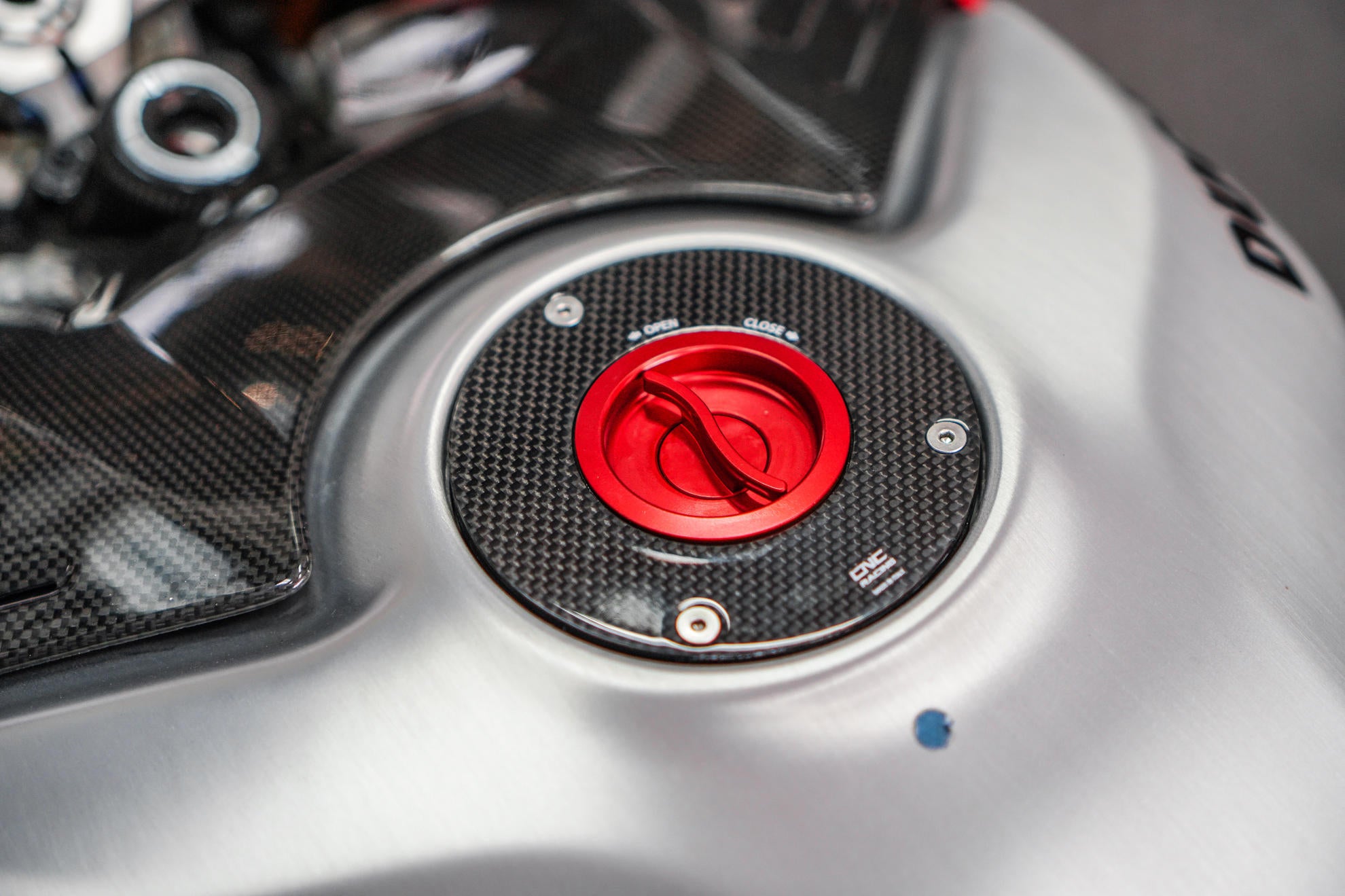 FLANGIA SERBATOIO FULL CARBON LUCIDO CNC RACING DUCATI 1299 PANIGALE