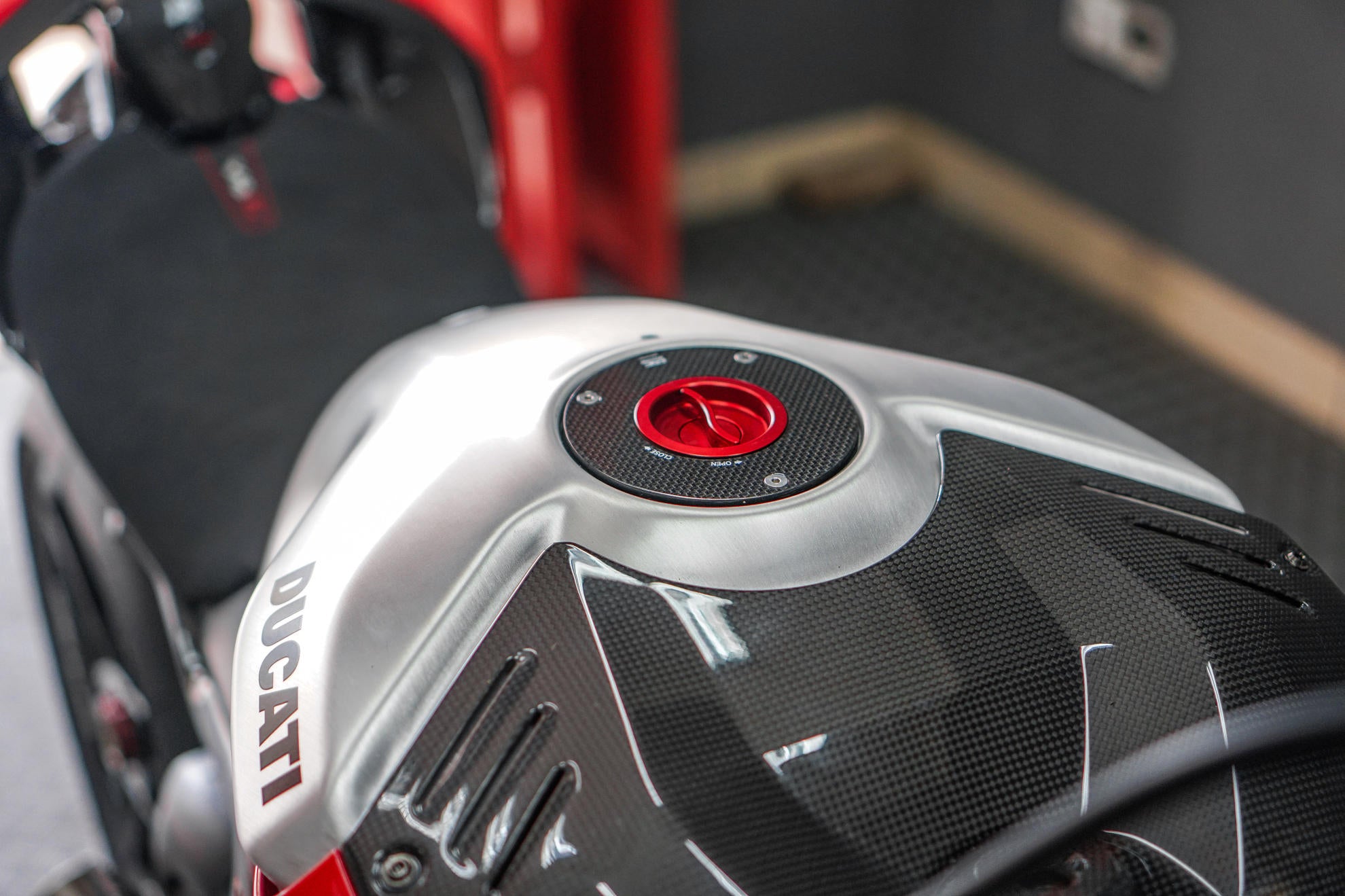 FLANGIA SERBATOIO FULL CARBON LUCIDO CNC RACING DUCATI DIAVEL V4