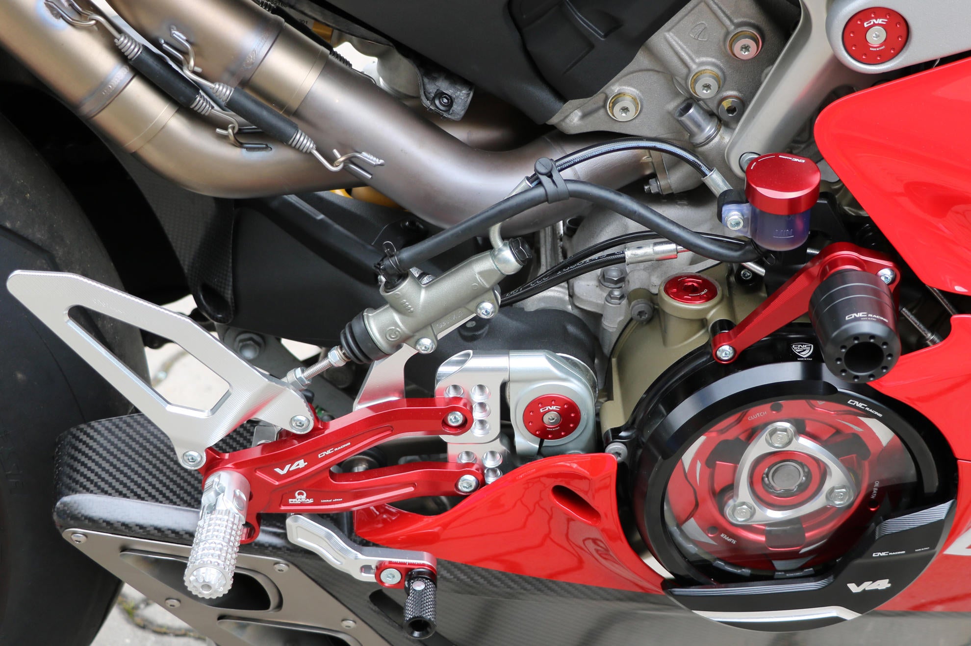 TAPPI PEDANE OEM PILOTA CNC RACING DUCATI STREETFIGHTER V2 2022-24