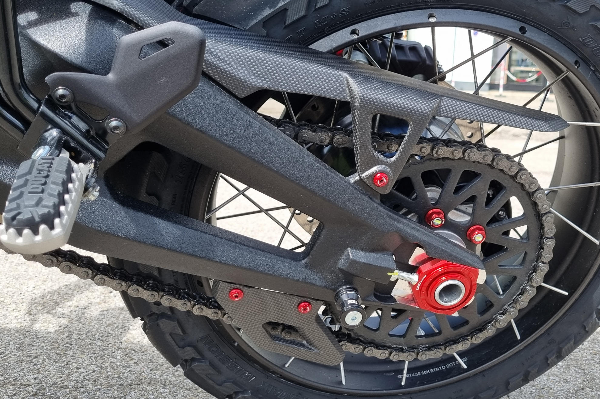 PARACATENA INFERIORE CARBONIO OPACO CNC RACING DUCATI DESERTX 2022-24