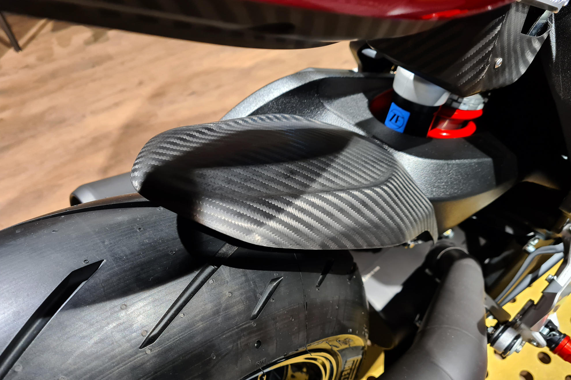 PARAFANGO POSTERIORE CARBONIO CNC RACING MV AGUSTA SUPERVELOCE 800 SERIE ORO