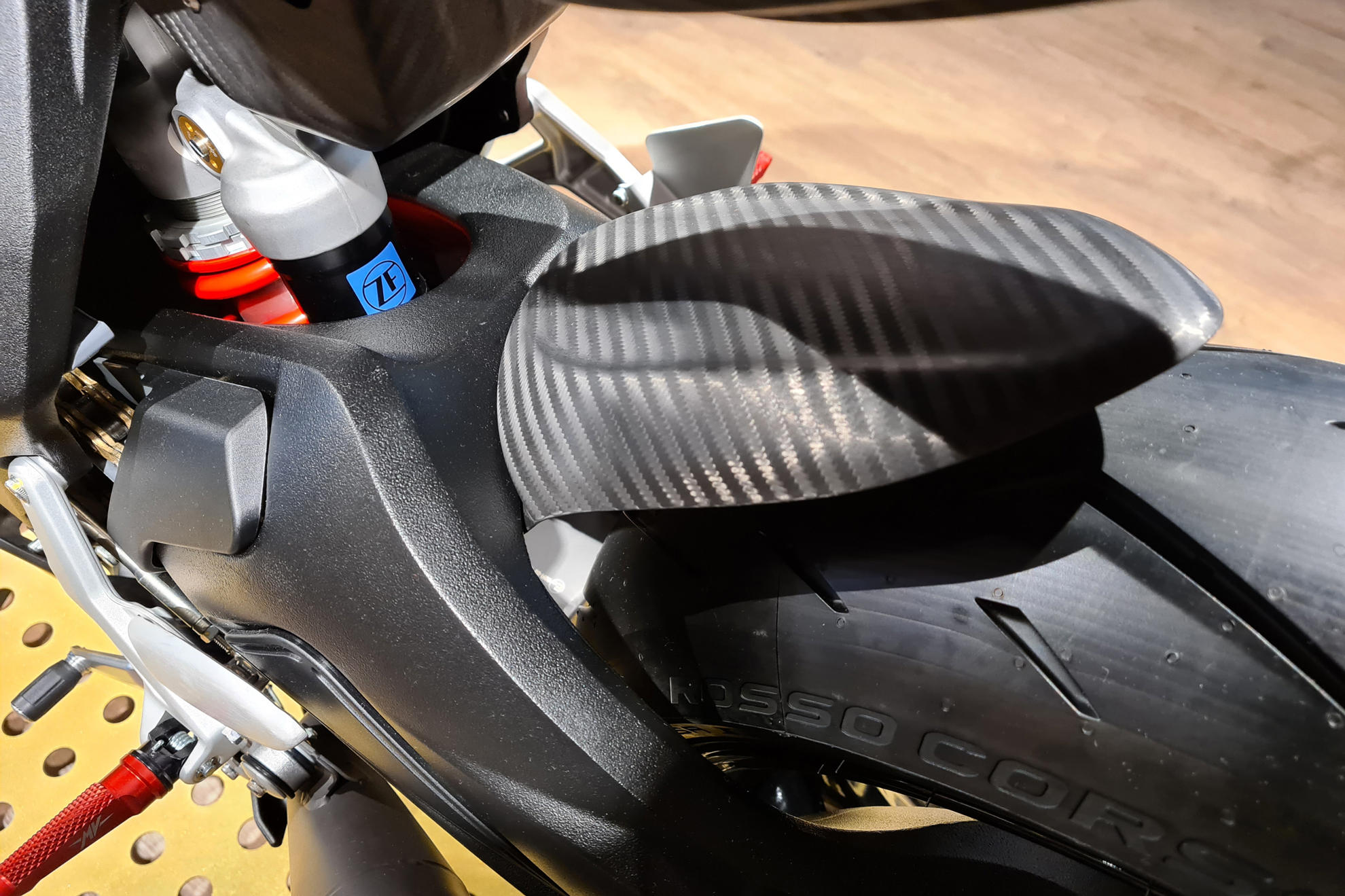 PARAFANGO POSTERIORE CARBONIO CNC RACING MV AGUSTA SUPERVELOCE 800 SERIE ORO