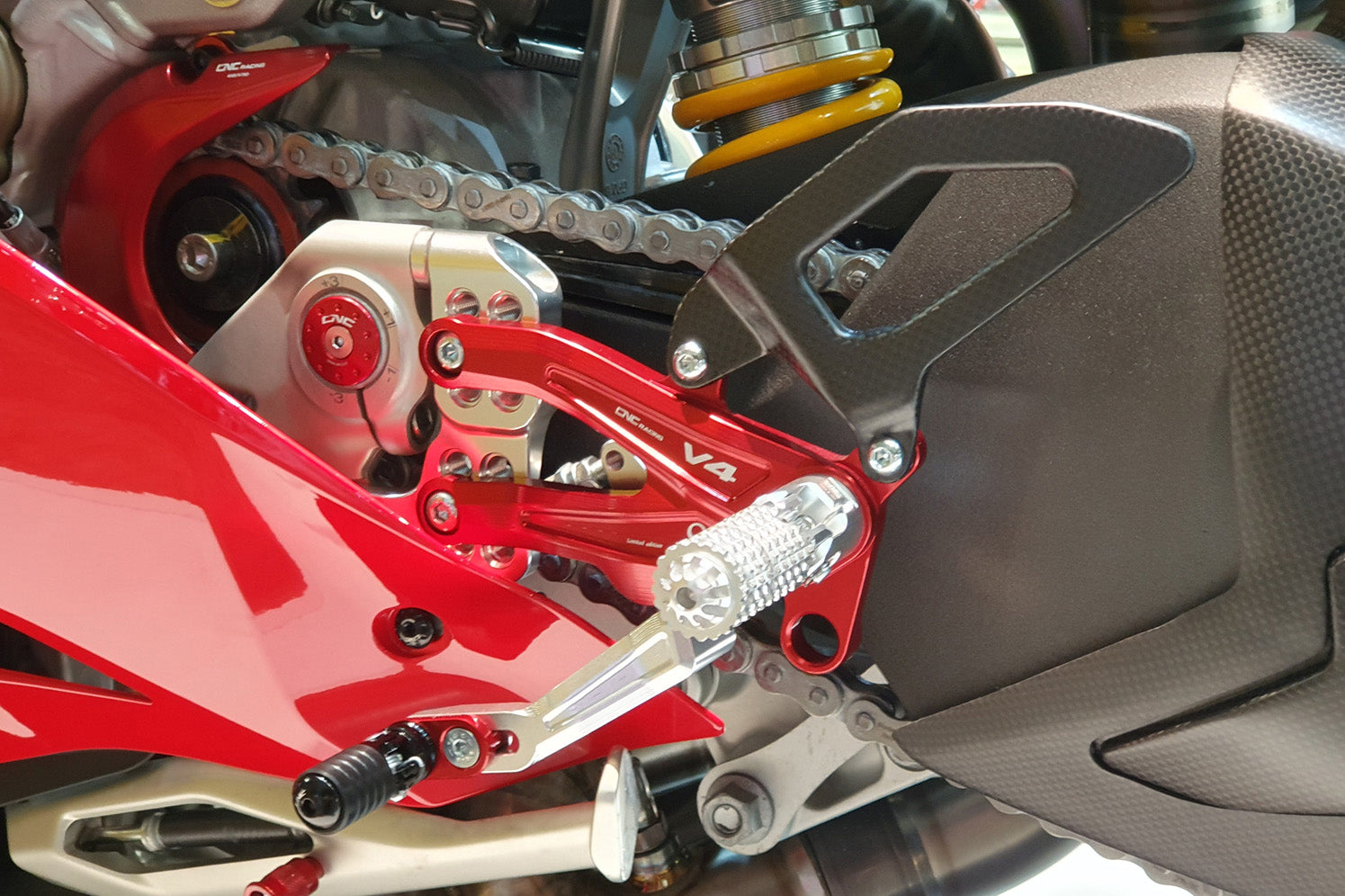 PEDANE PILOTA REGOLABILI ARGENTO/ROSSO PRAMAC CNC RACING DUCATI PANIGALE V4 R