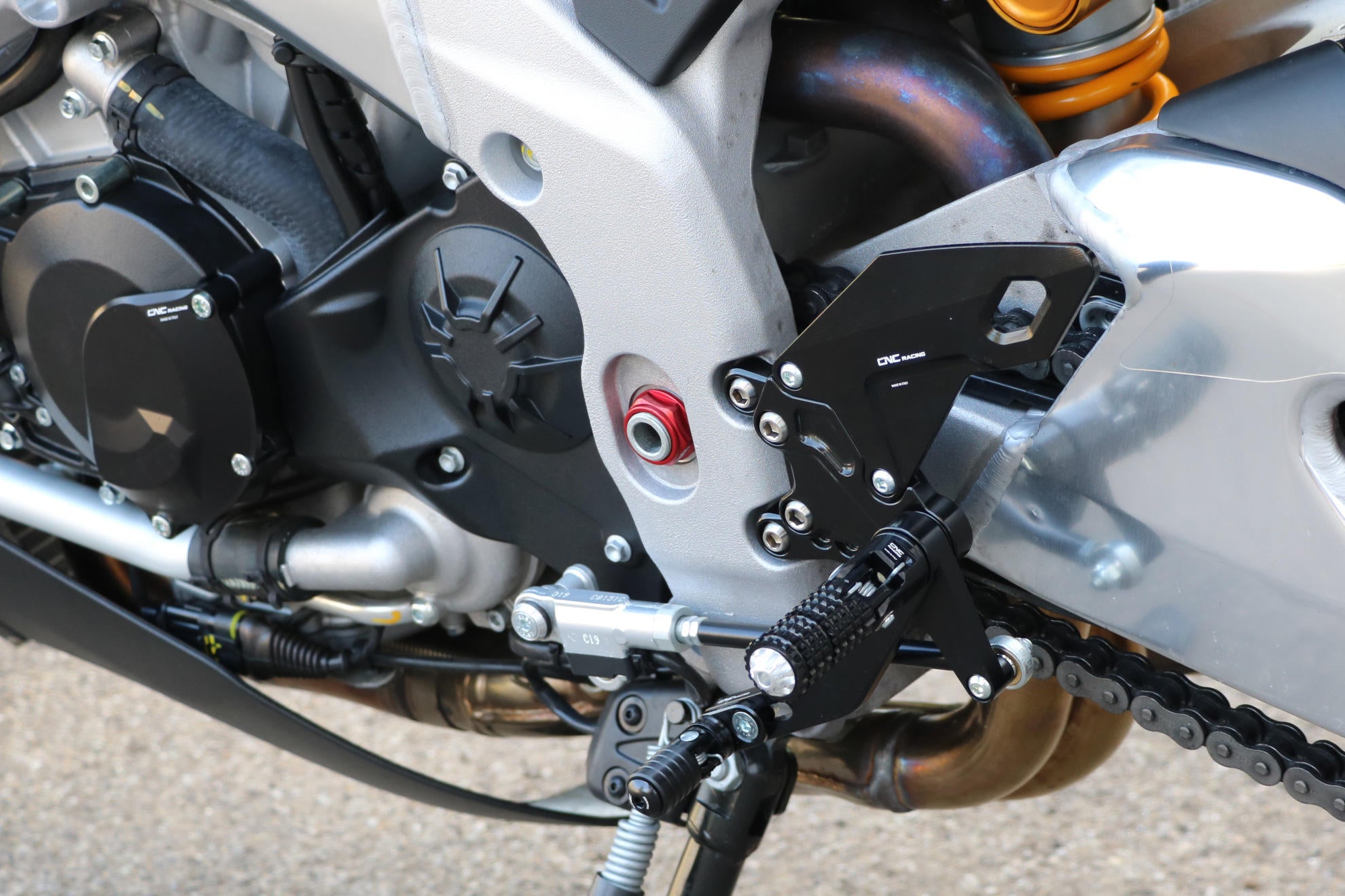 SWINGARM PIVOT NUT CNC RACING APRILIA RSV4 FACTORY 2009 - 14