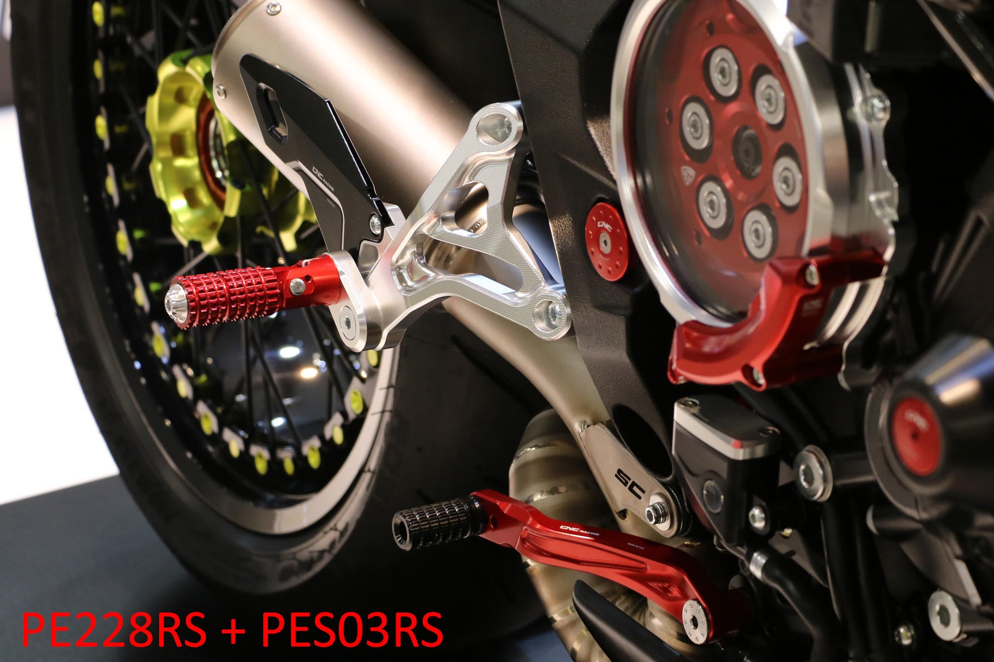 PEDANE PILOTA REGOLABILI ARGENTO/ROSSO CNC RACING MV AGUSTA DRAGSTER 800 RR