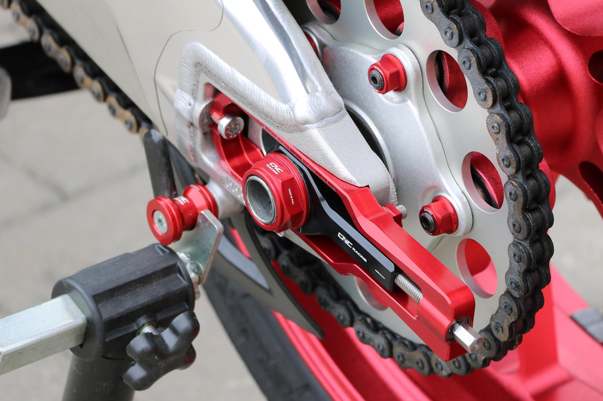 CHAIN ADJUSTER KIT CNC RACING APRILIA RSV4 RACING FACTORY 2015 - 18