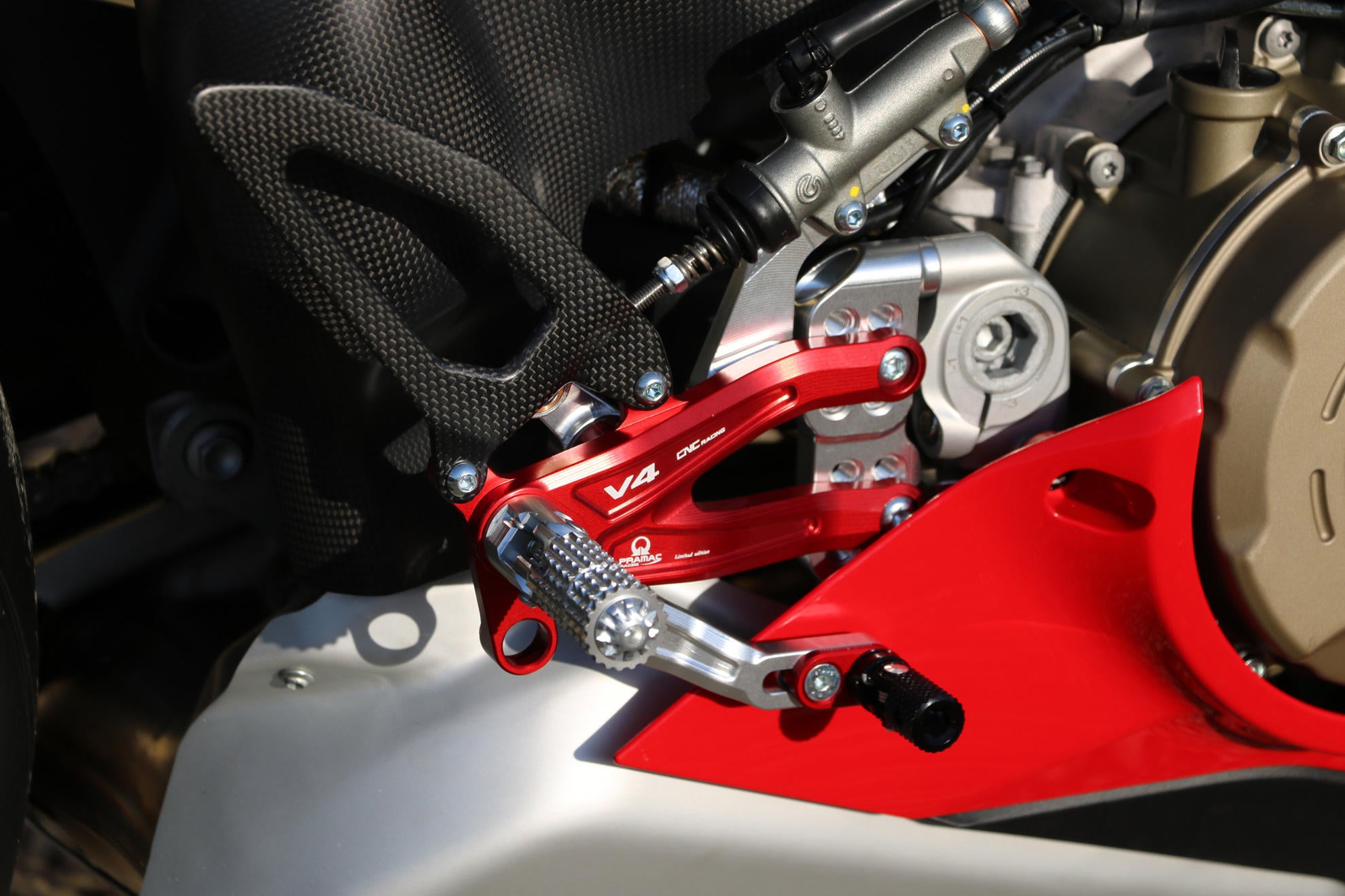 PEDANE PILOTA REGOLABILI ARGENTO/ROSSO PRAMAC CNC RACING DUCATI PANIGALE V4 R