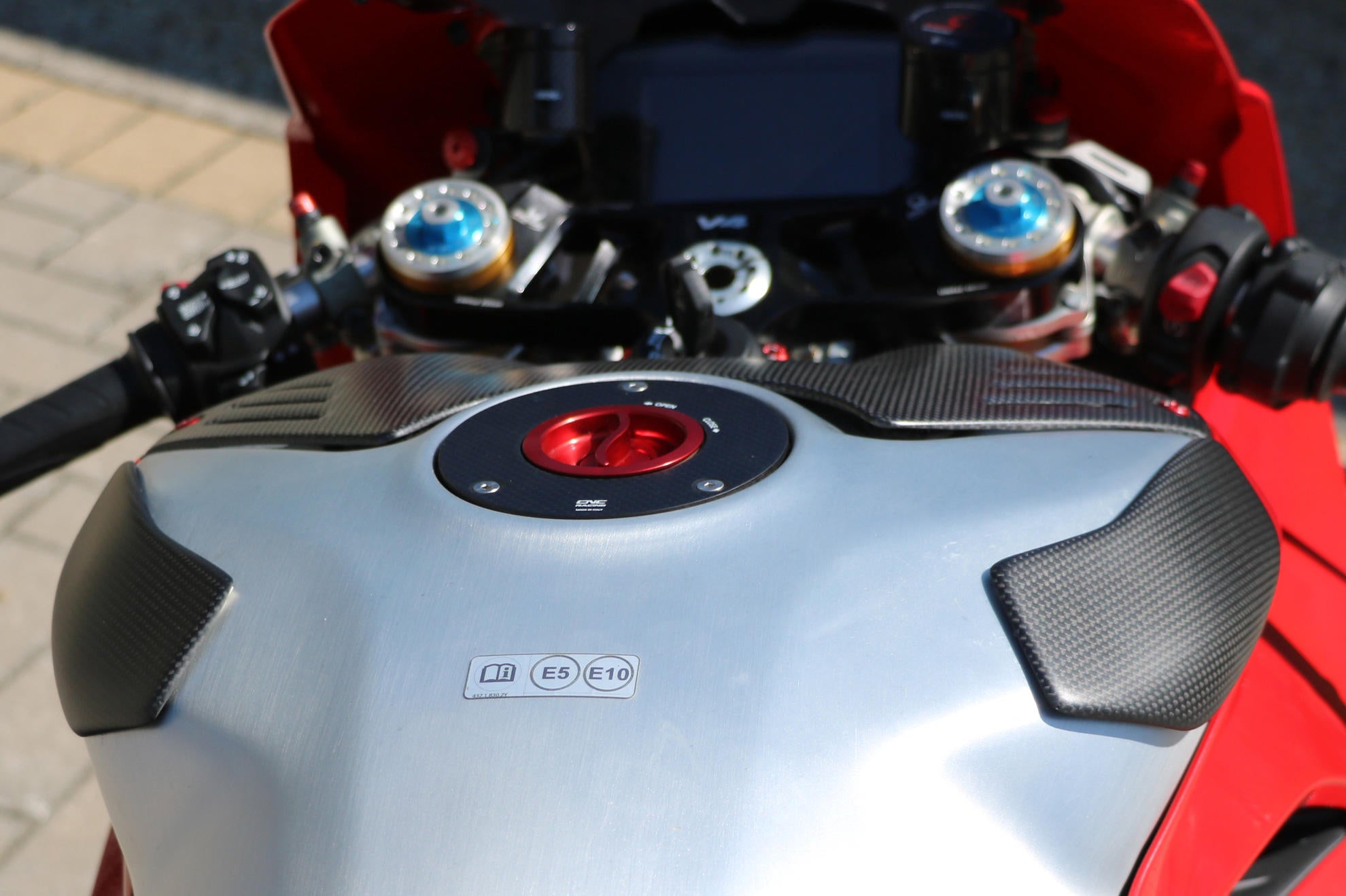 FUEL TANK SLIDER CARBON/KEVLAR CNC RACING DUCATI PANIGALE V4 / S / R