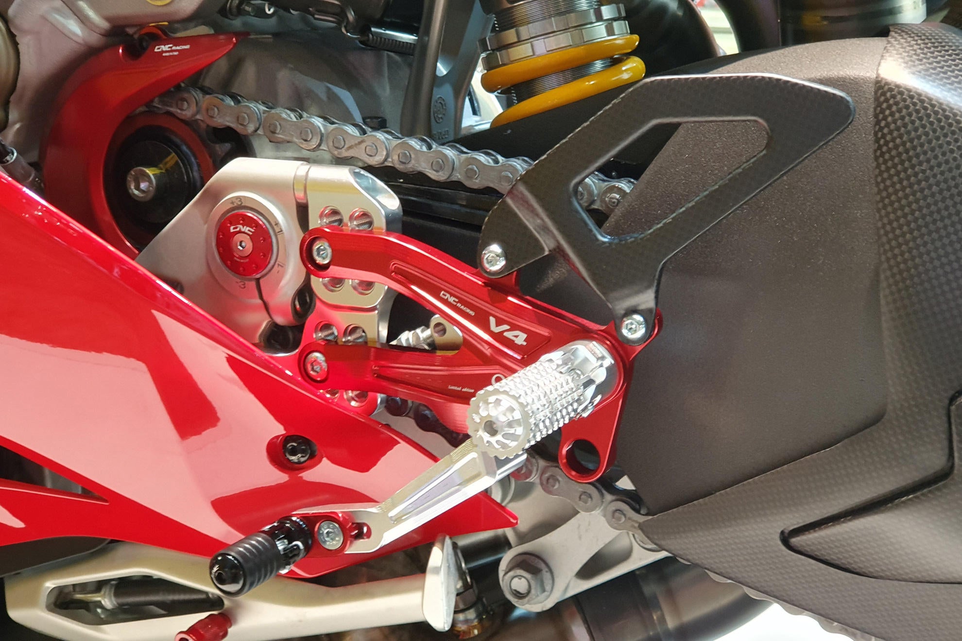 PEDANE PILOTA REGOLABILI ARGENTO/ROSSO PRAMAC CNC RACING DUCATI PANIGALE V4 R