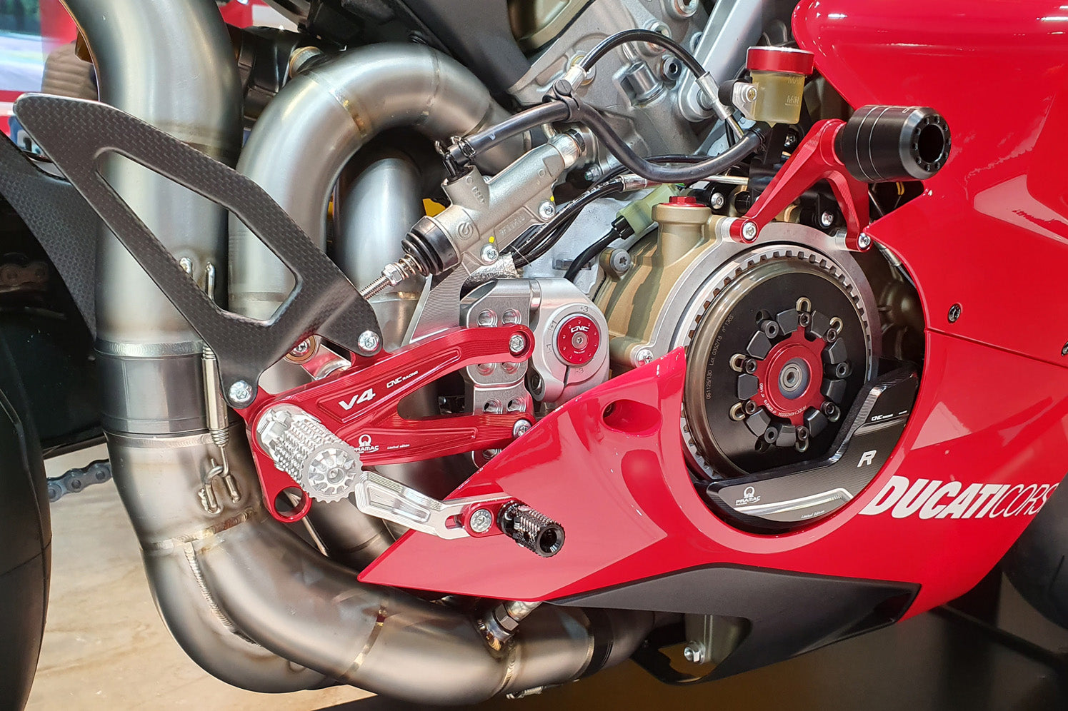 PEDANE PILOTA REGOLABILI ARGENTO/ROSSO PRAMAC CNC RACING DUCATI PANIGALE V4 R